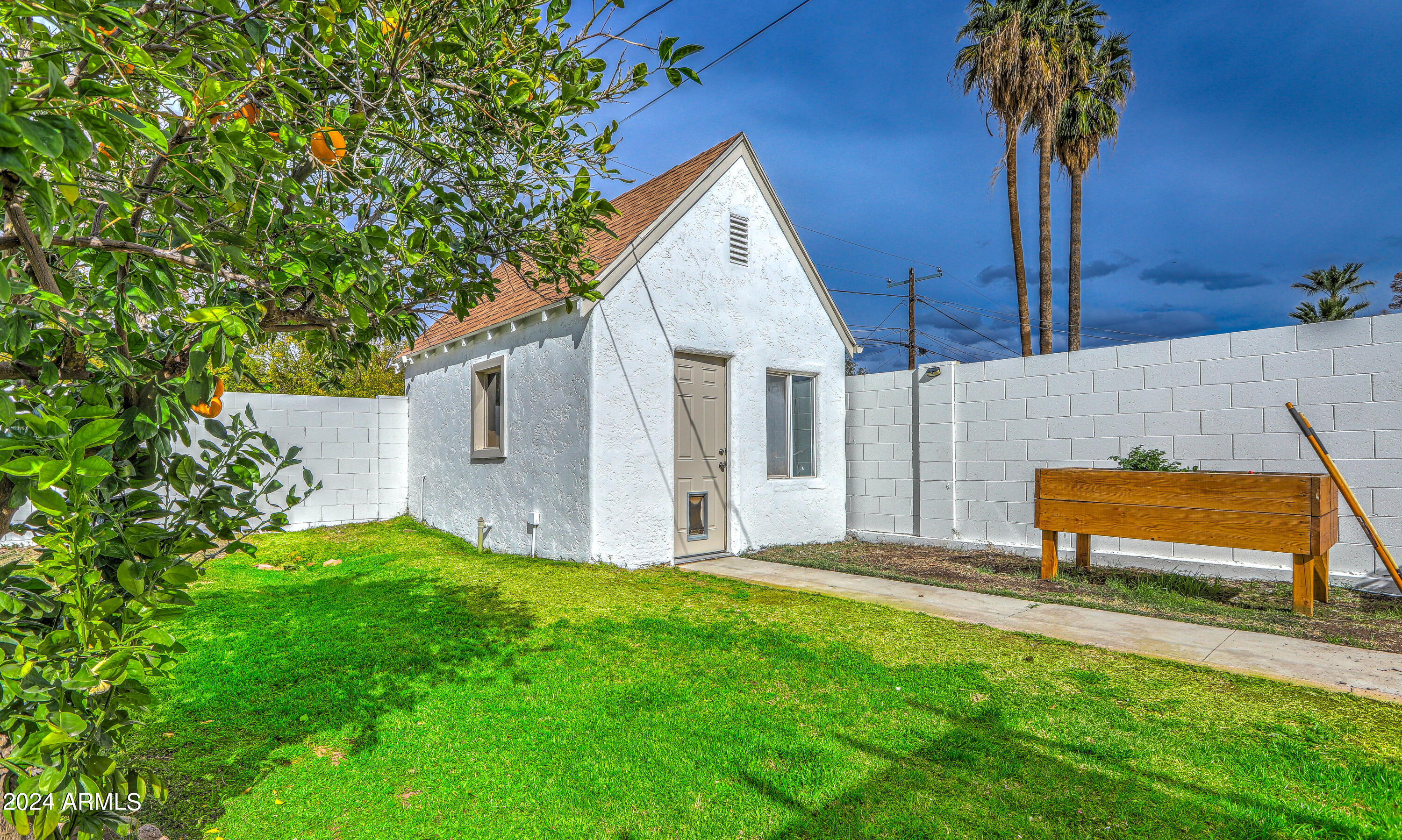 2204 E WHITTON Avenue