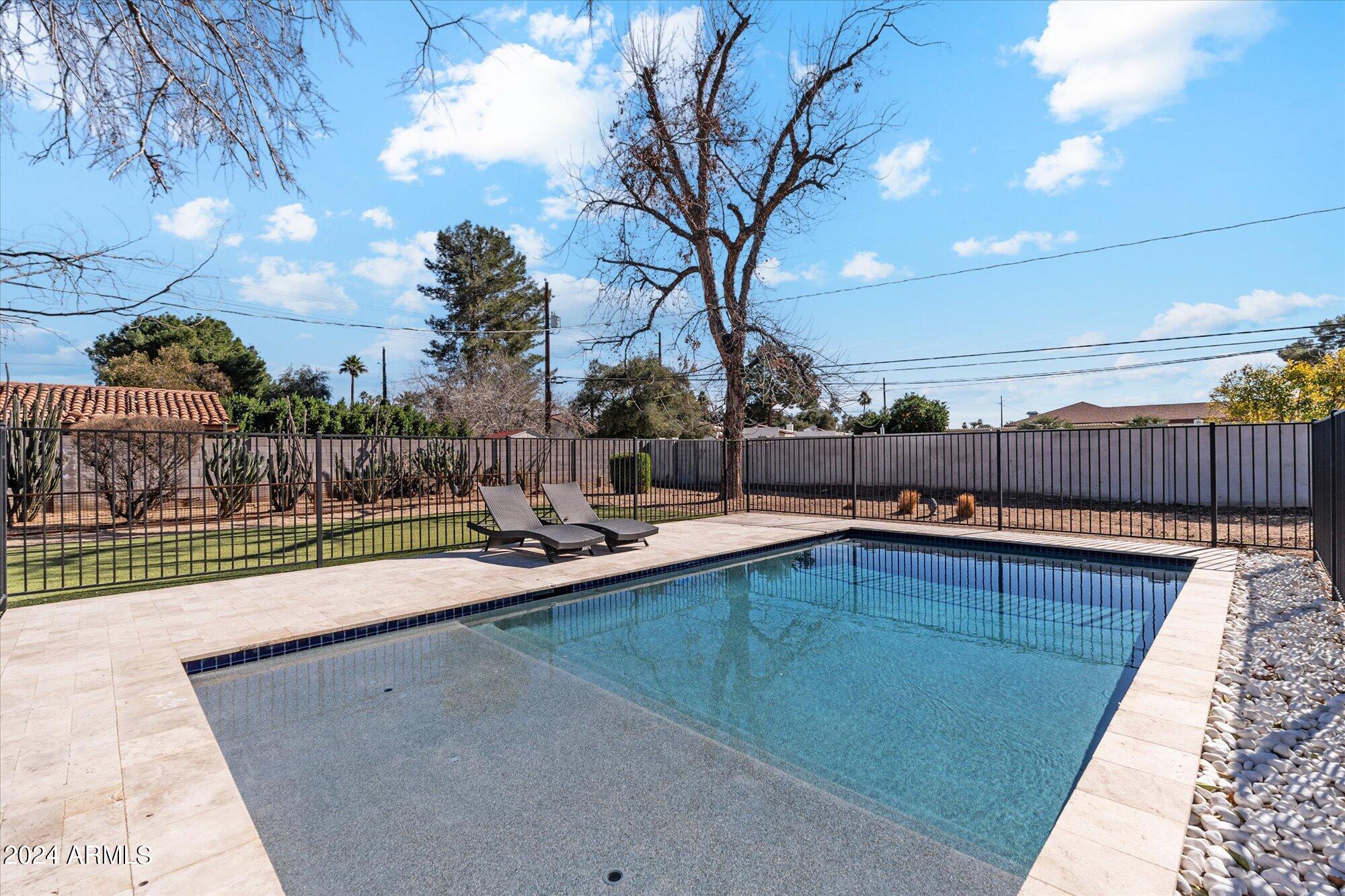 2733 E Clarendon Avenue