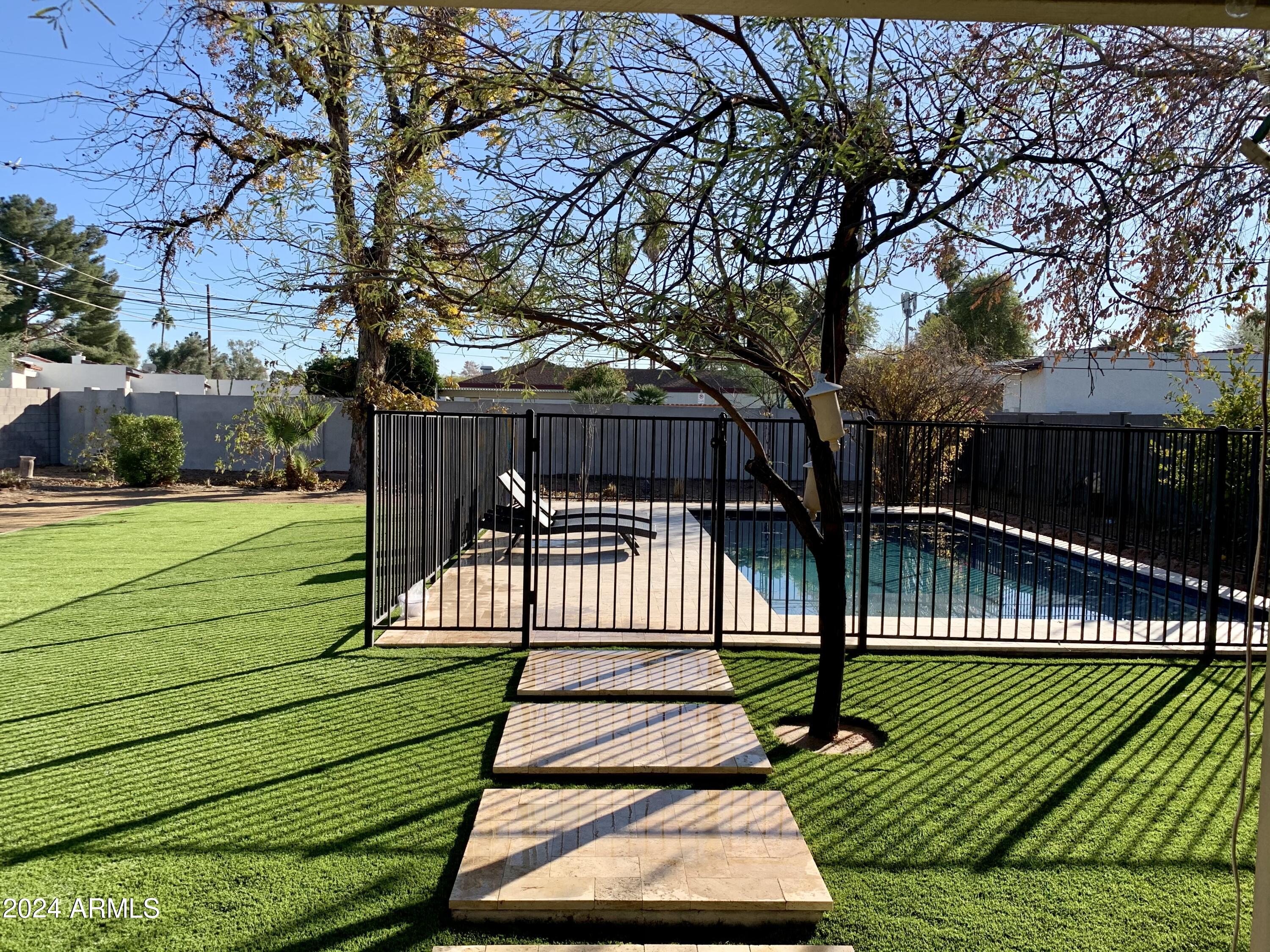 2733 E Clarendon Avenue