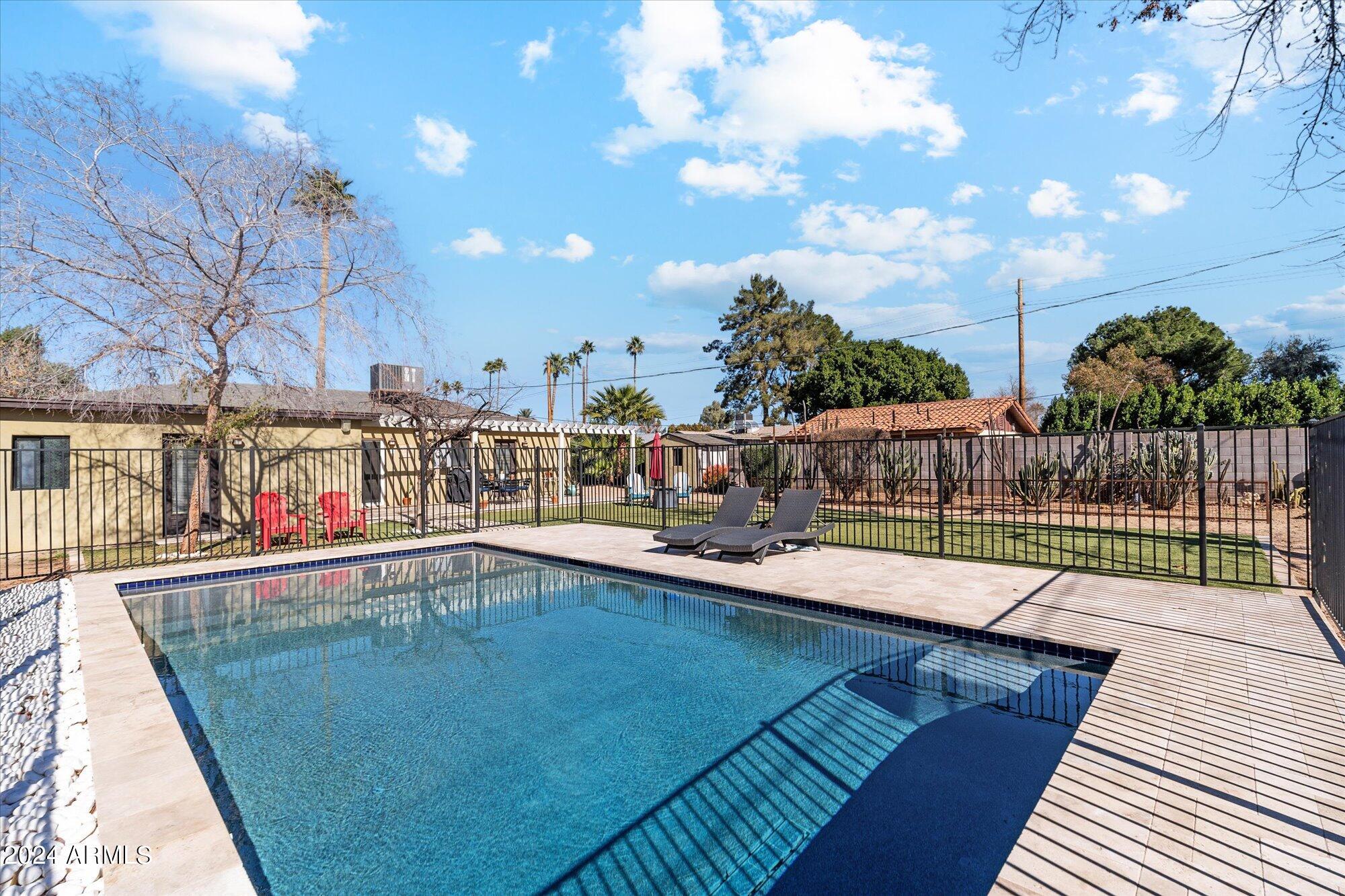 2733 E Clarendon Avenue