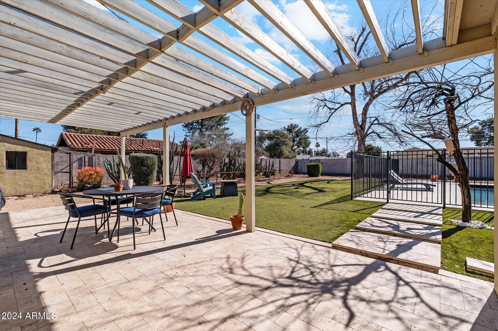 2733 E Clarendon Avenue