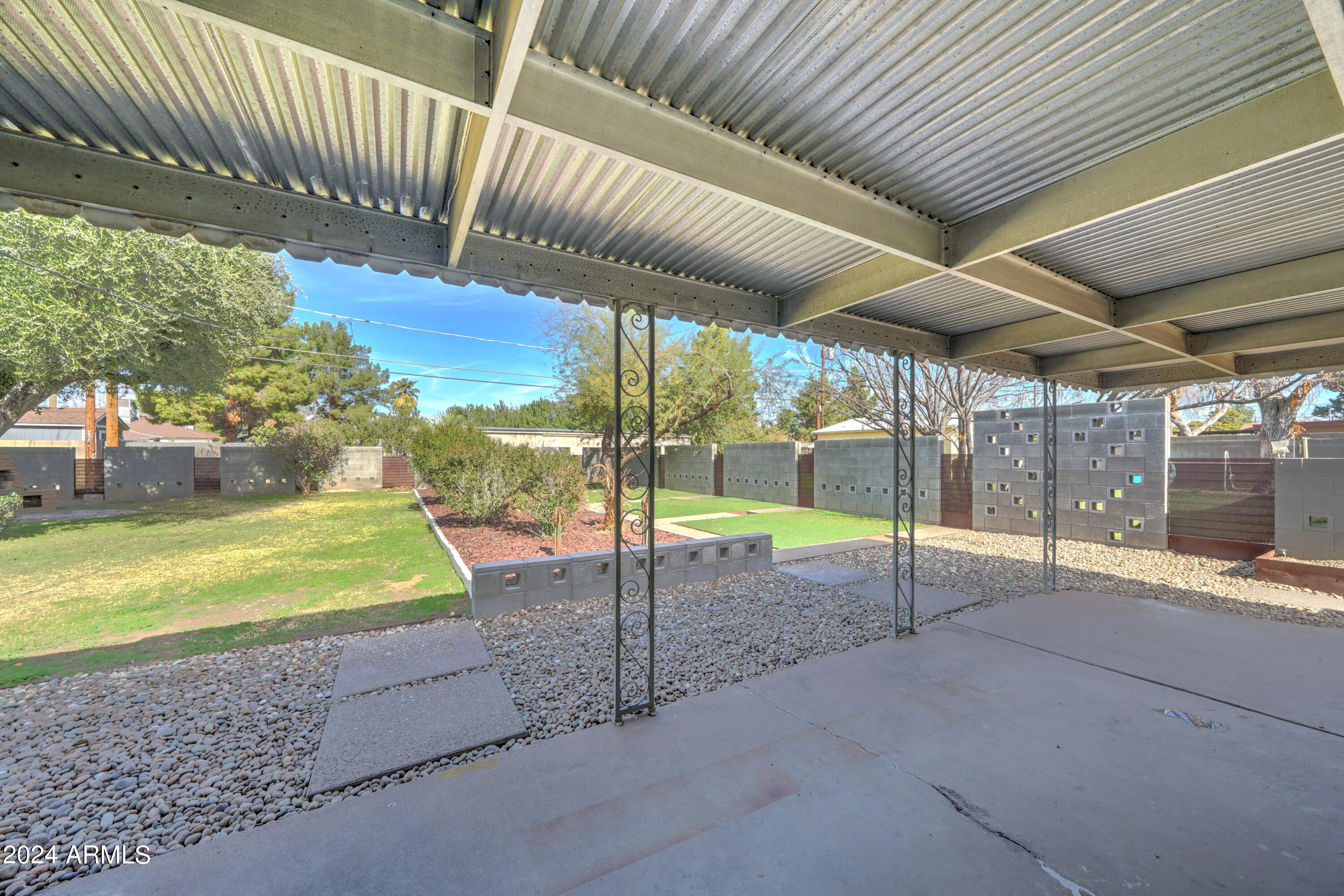 2420 E INDIANOLA Avenue