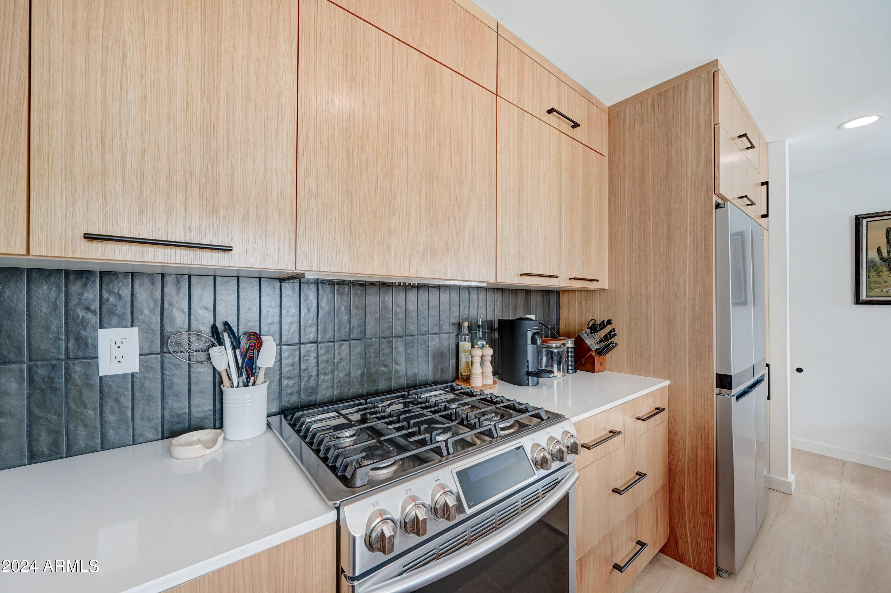 2420 E INDIANOLA Avenue