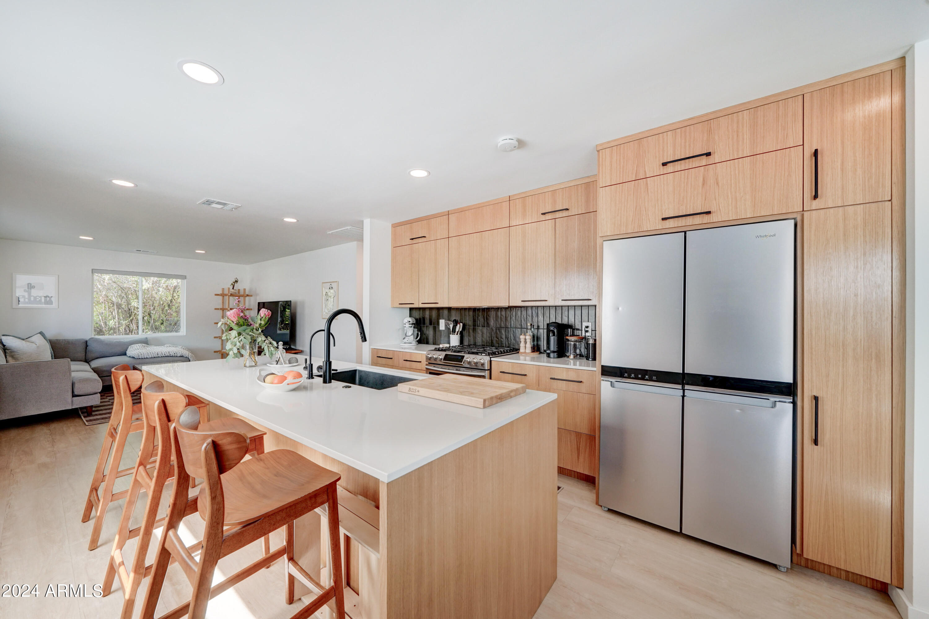 2420 E INDIANOLA Avenue