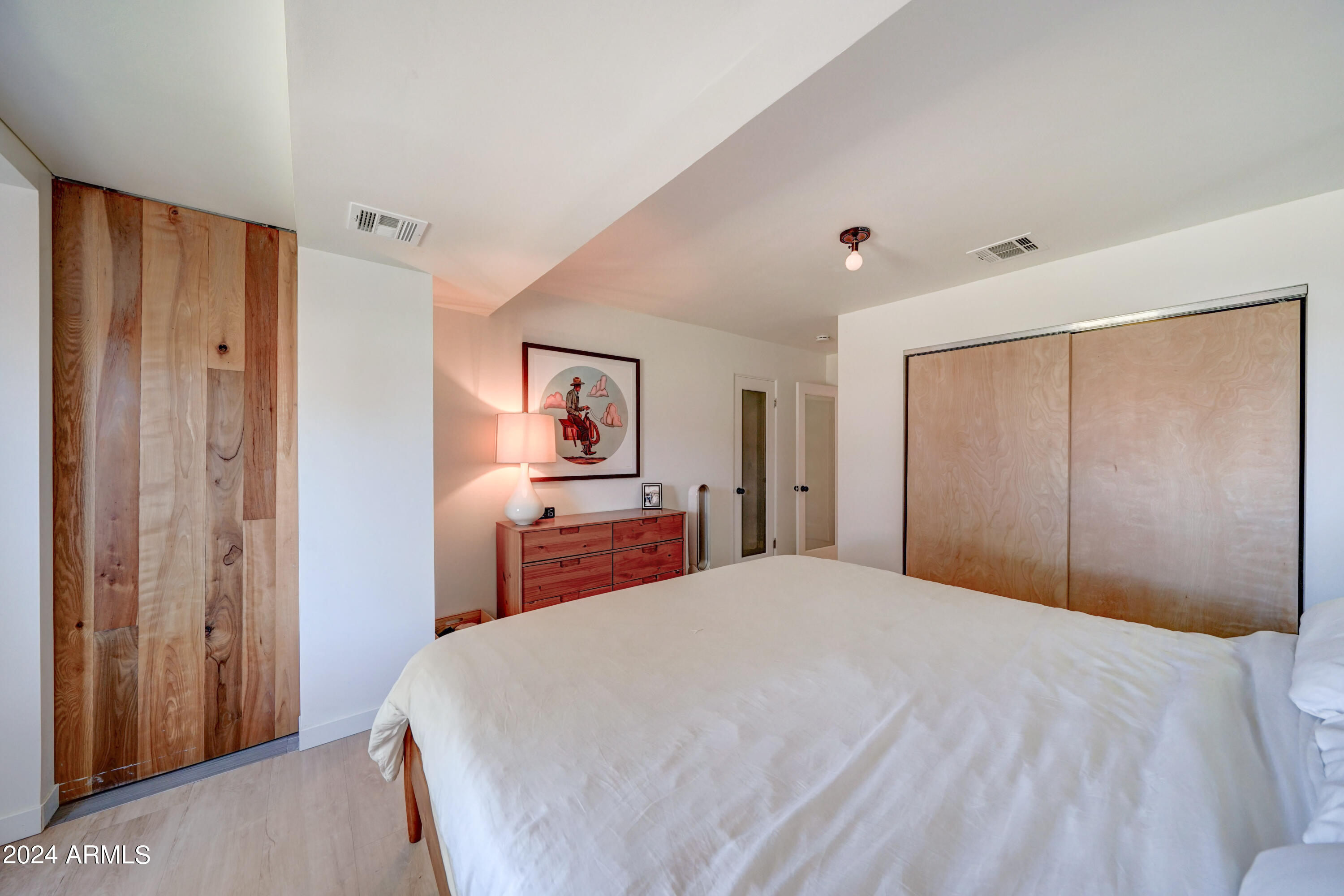 2420 E INDIANOLA Avenue