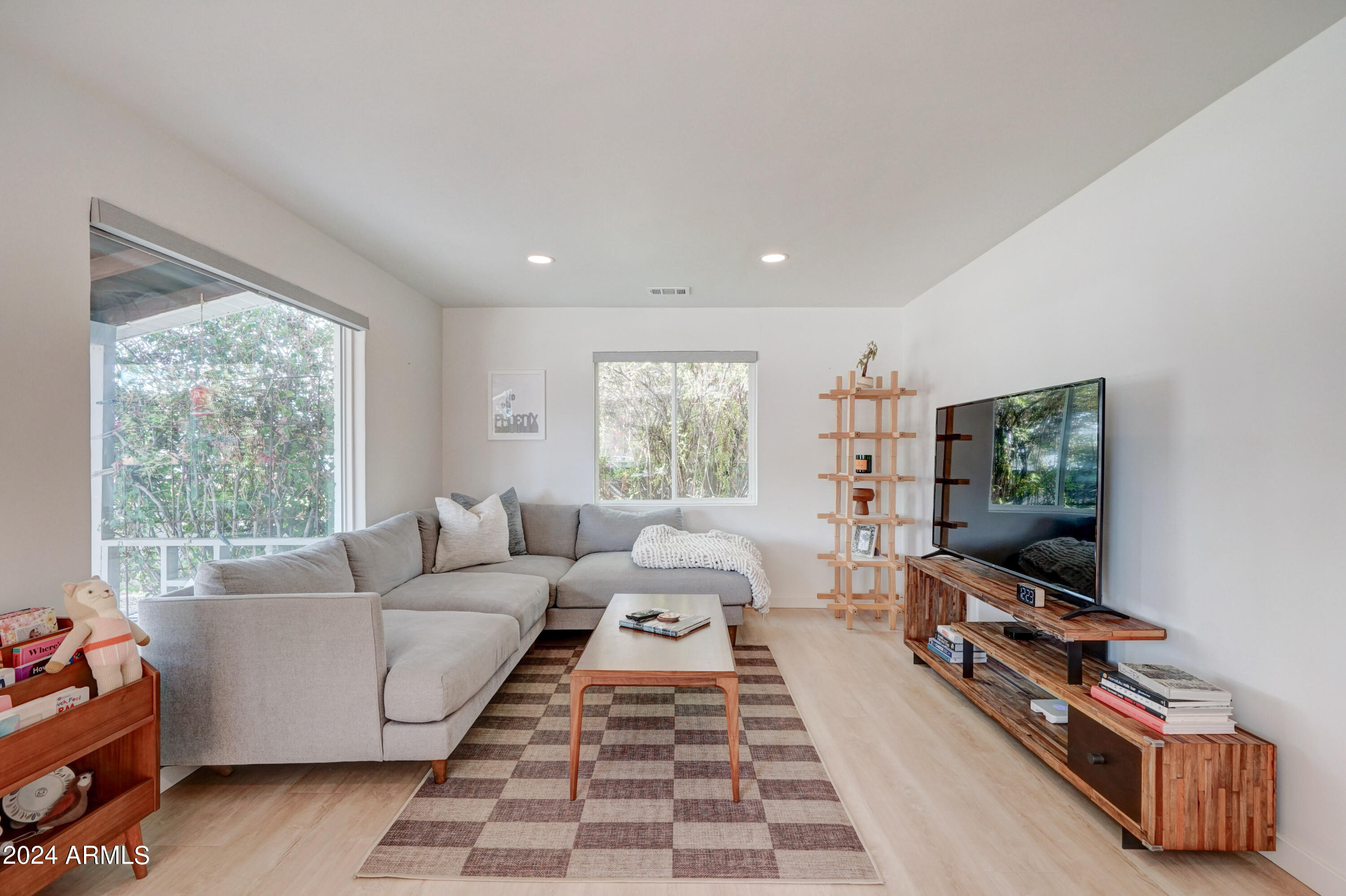 2420 E INDIANOLA Avenue