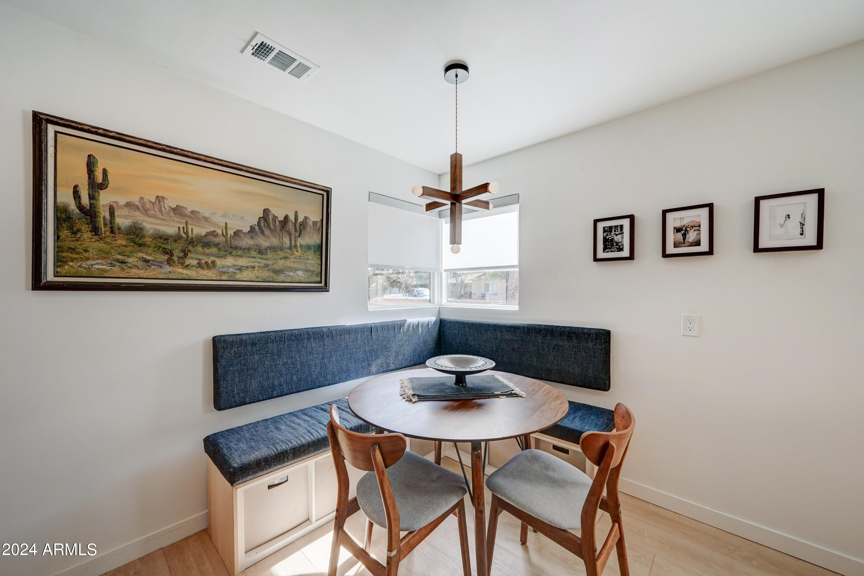 2420 E INDIANOLA Avenue