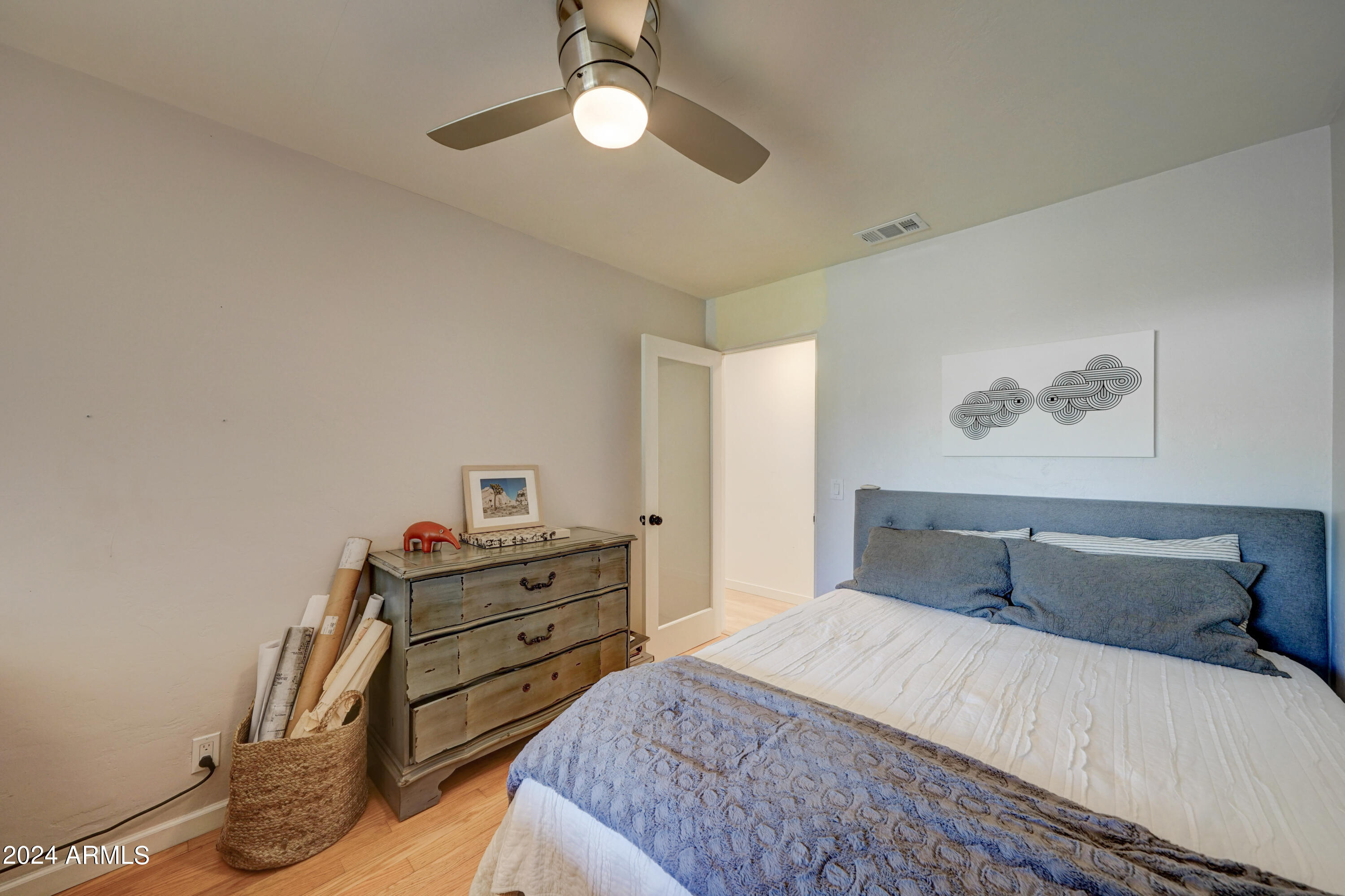 2420 E INDIANOLA Avenue