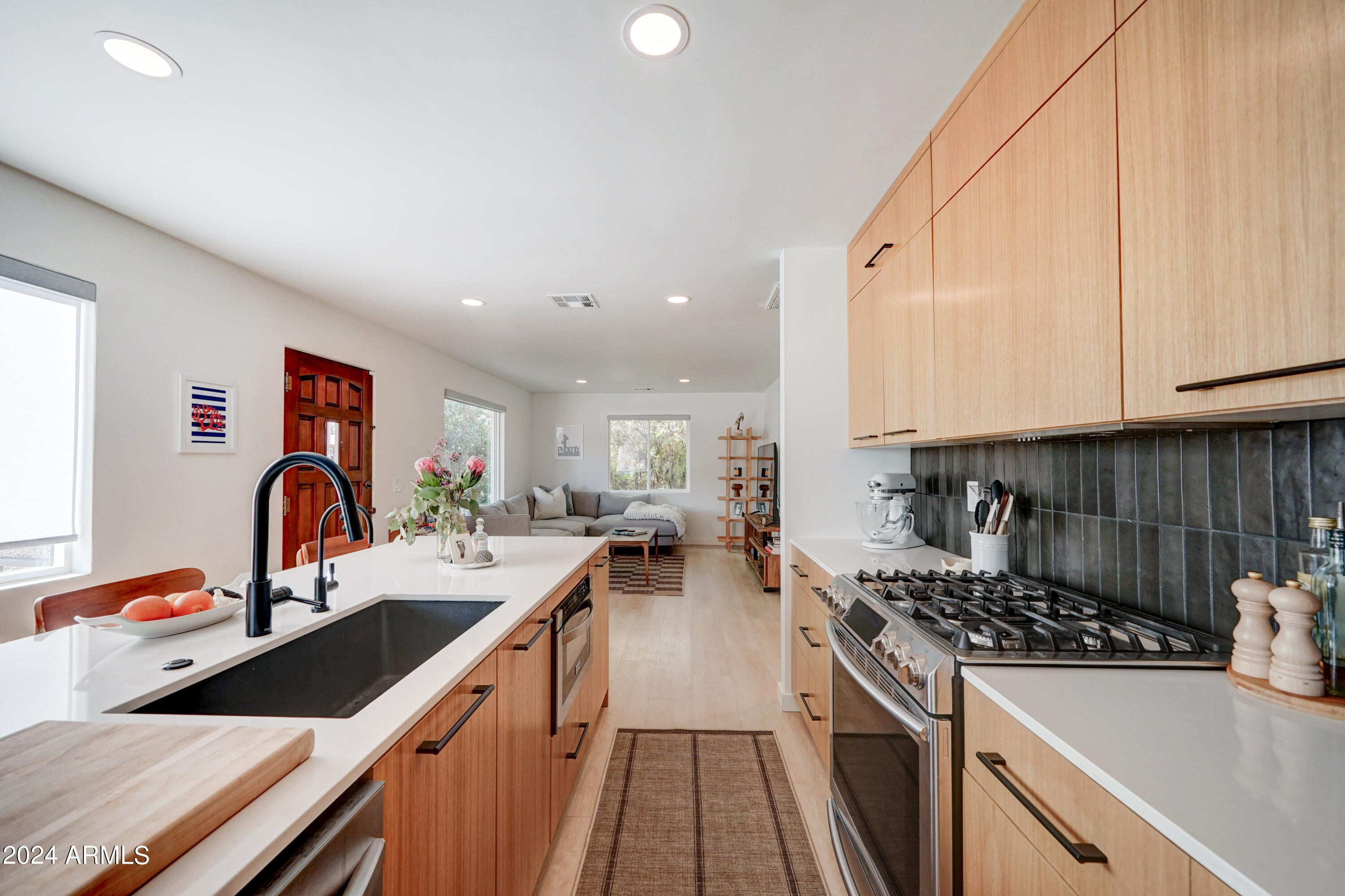 2420 E INDIANOLA Avenue