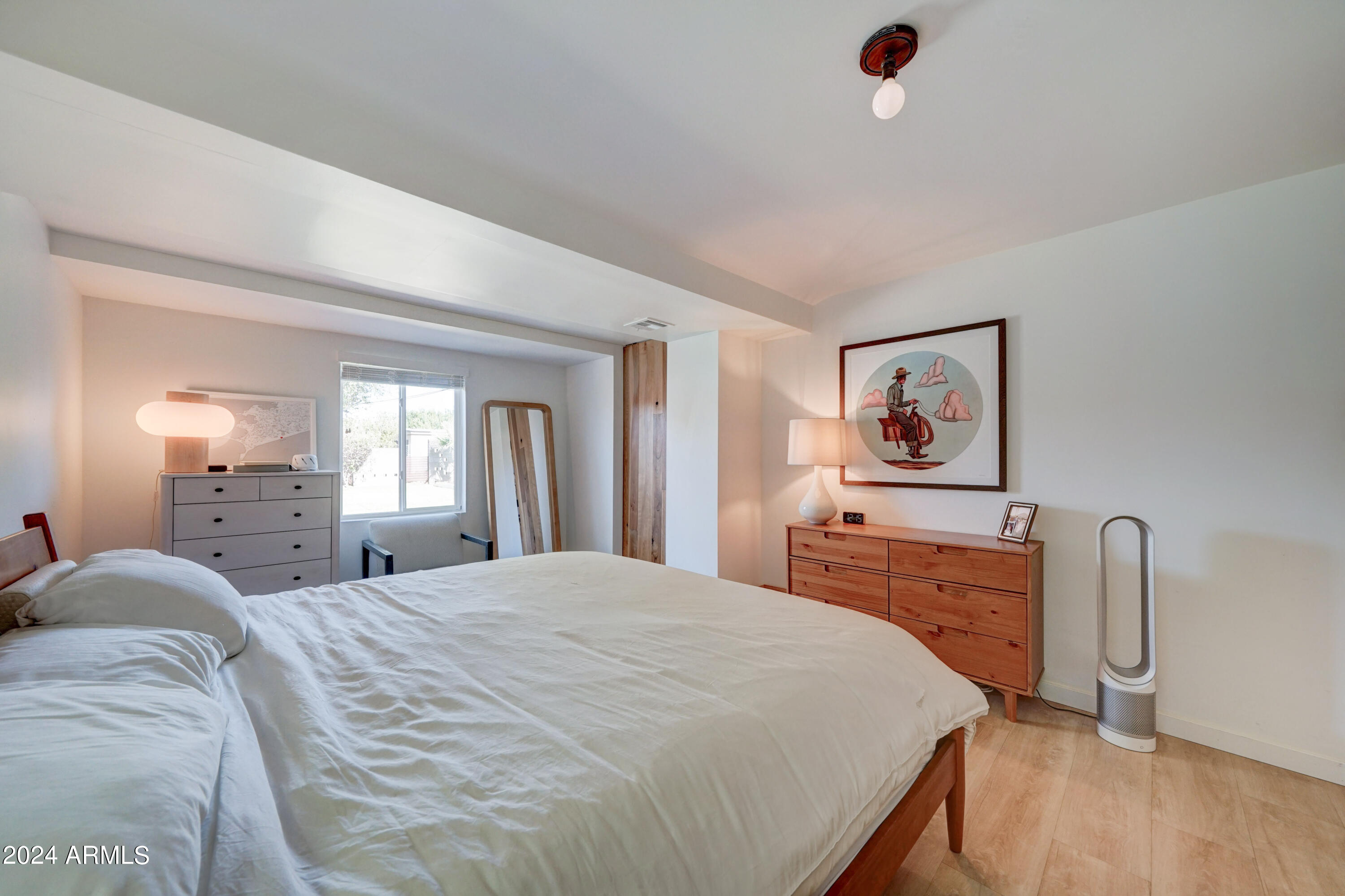 2420 E INDIANOLA Avenue