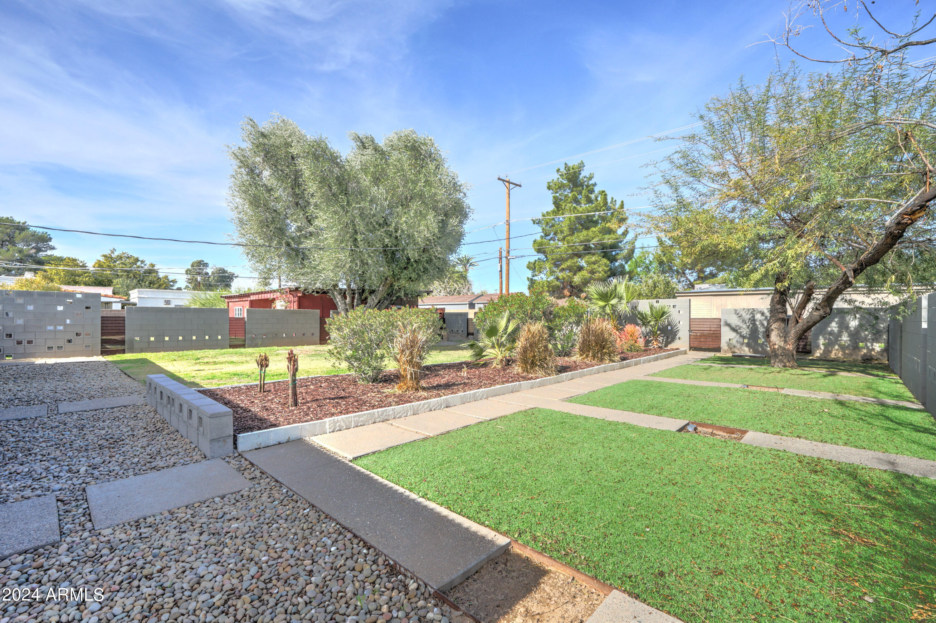 2420 E INDIANOLA Avenue