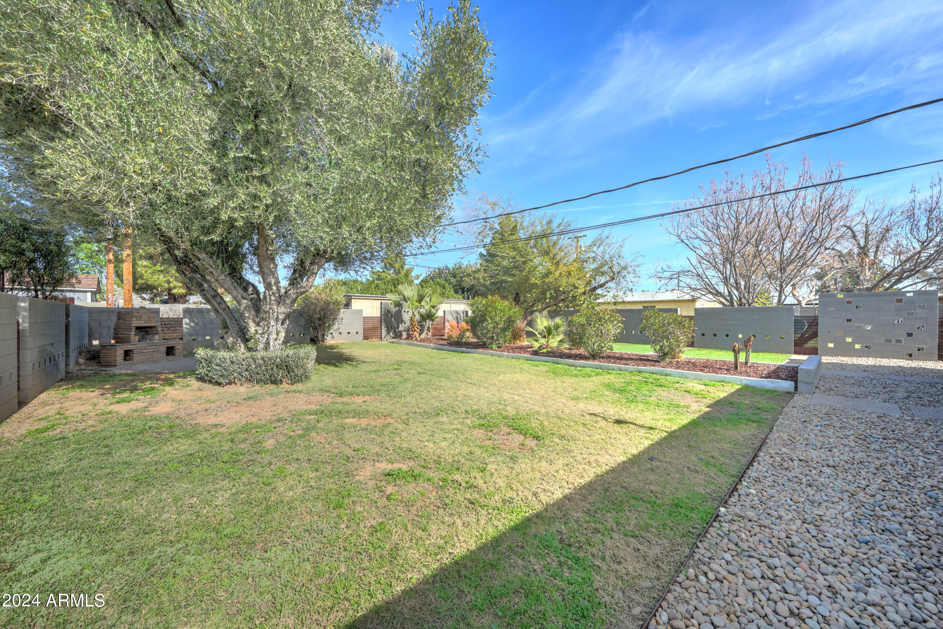 2420 E INDIANOLA Avenue