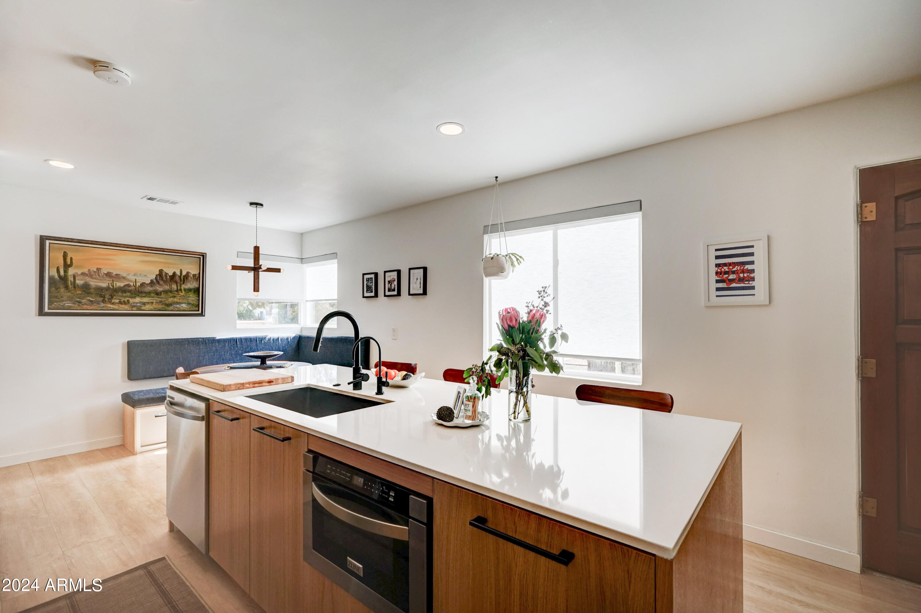 2420 E INDIANOLA Avenue