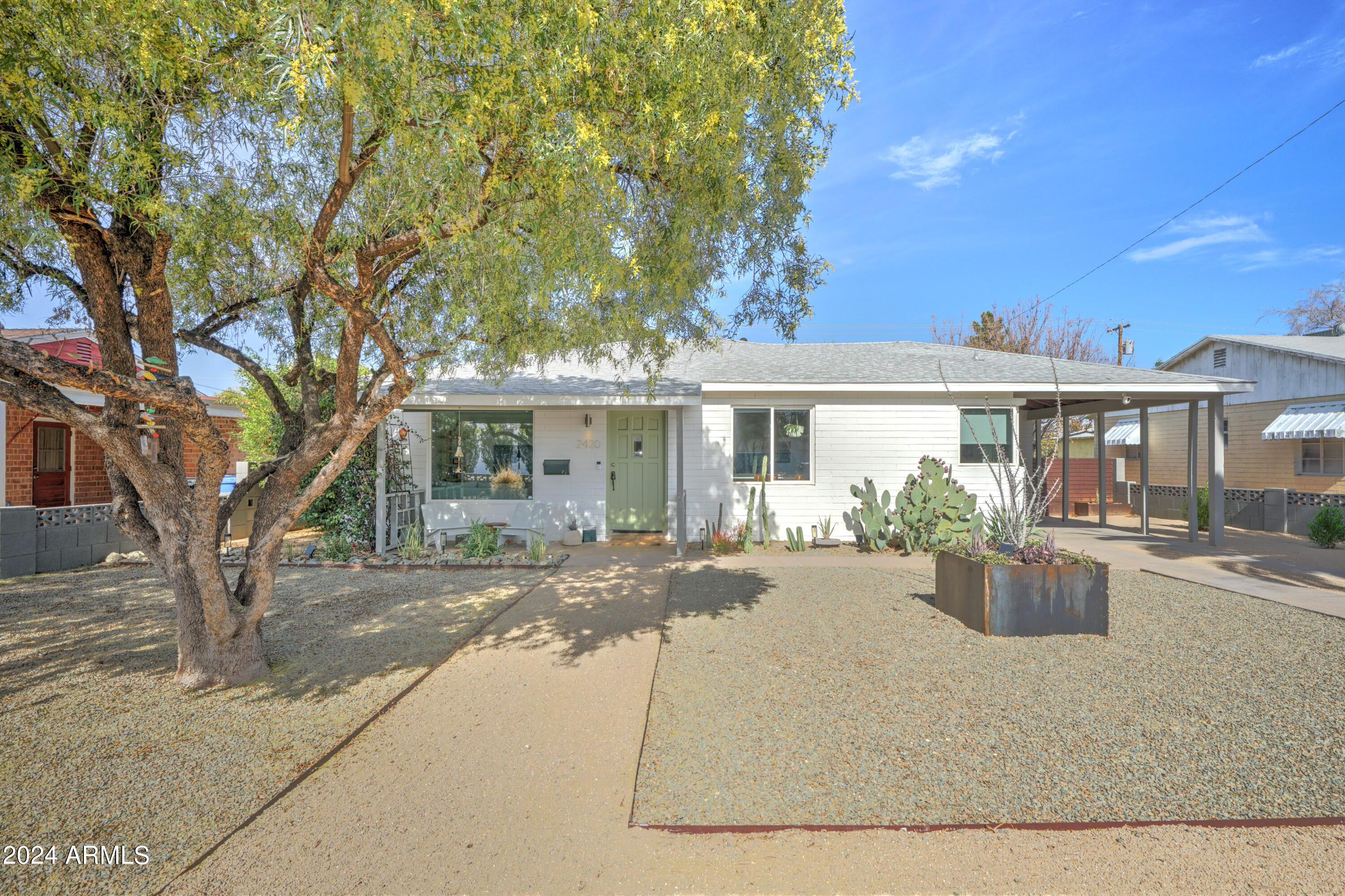 2420 E INDIANOLA Avenue