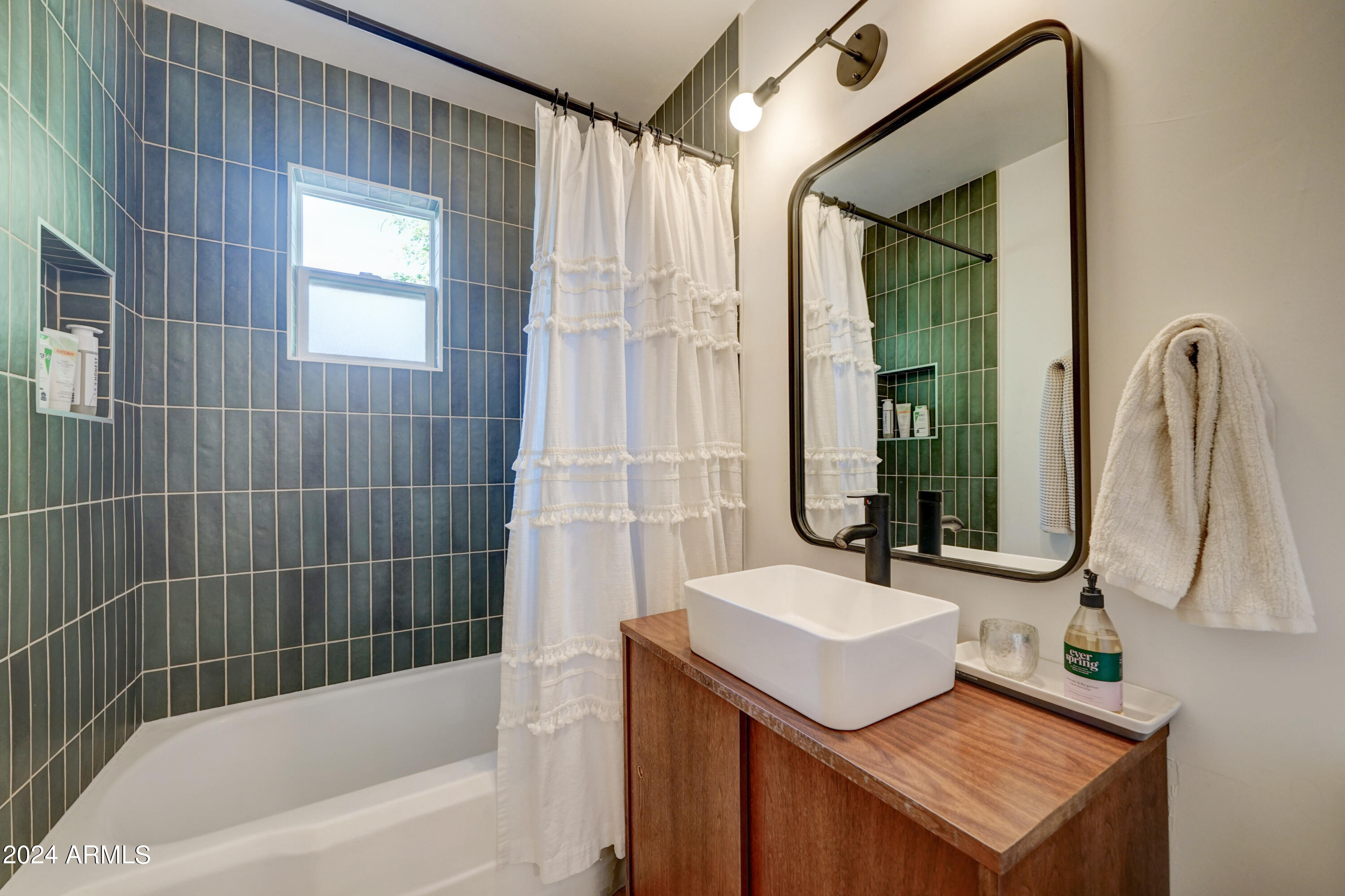 2420 E INDIANOLA Avenue