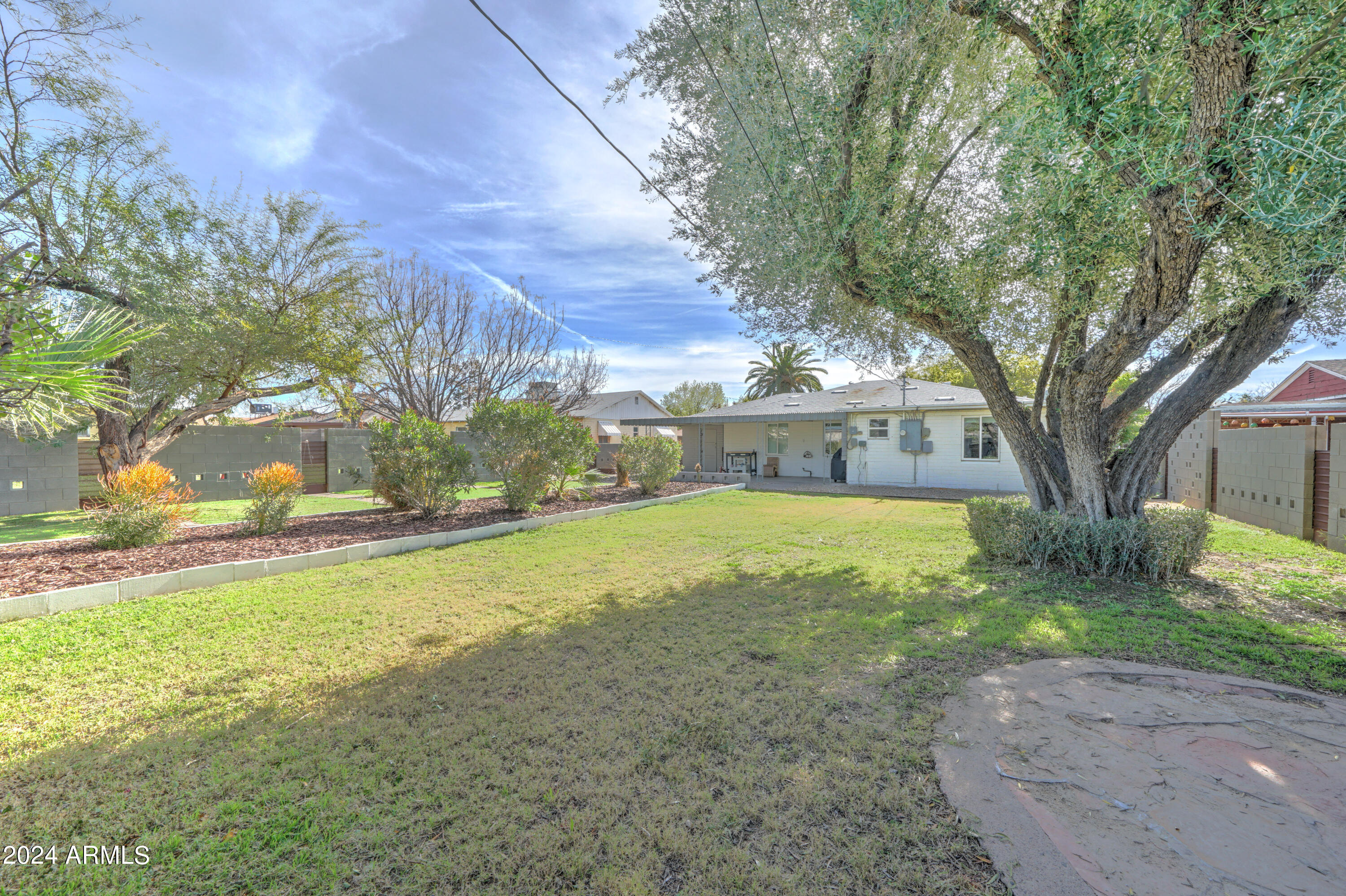 2420 E INDIANOLA Avenue