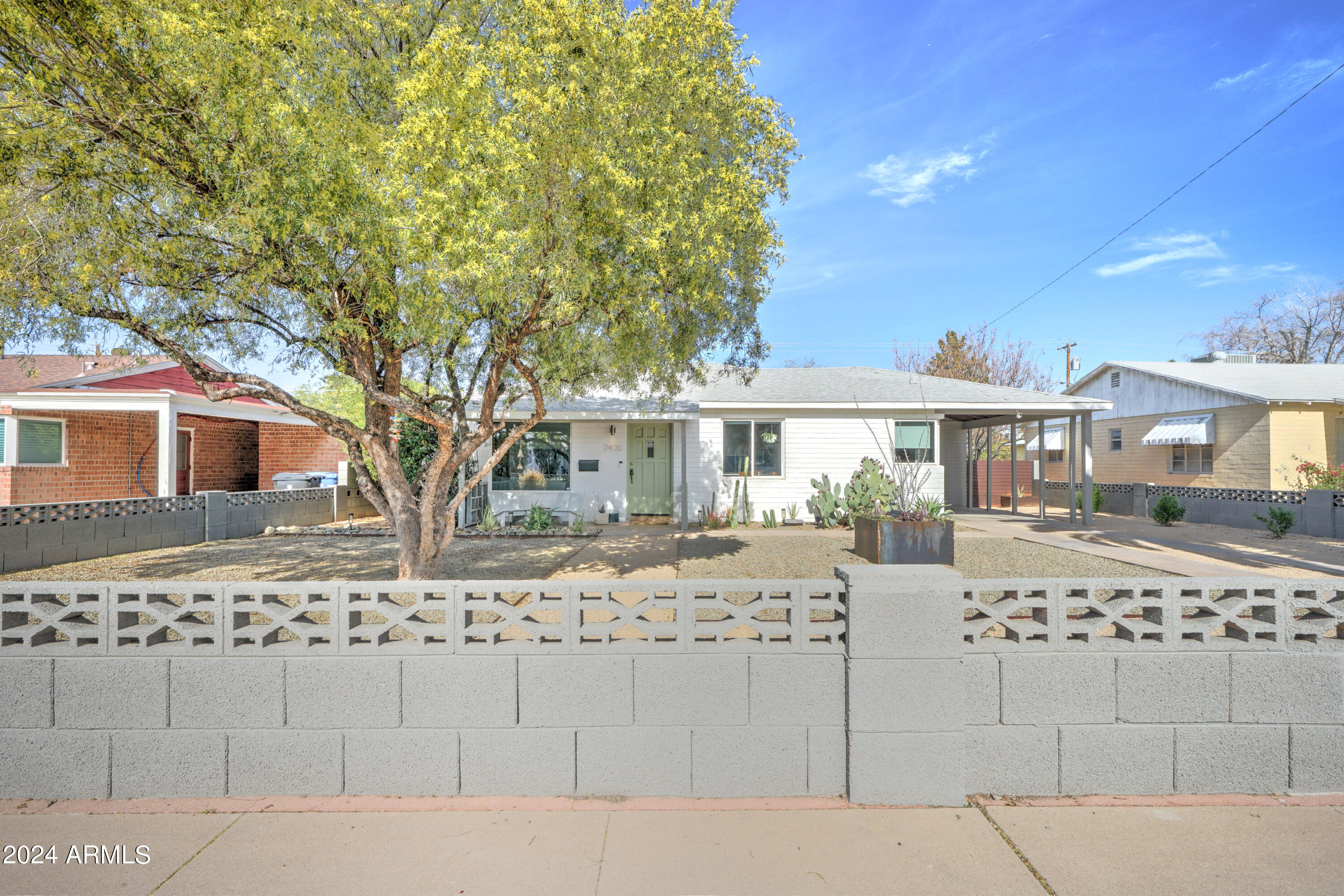 2420 E INDIANOLA Avenue