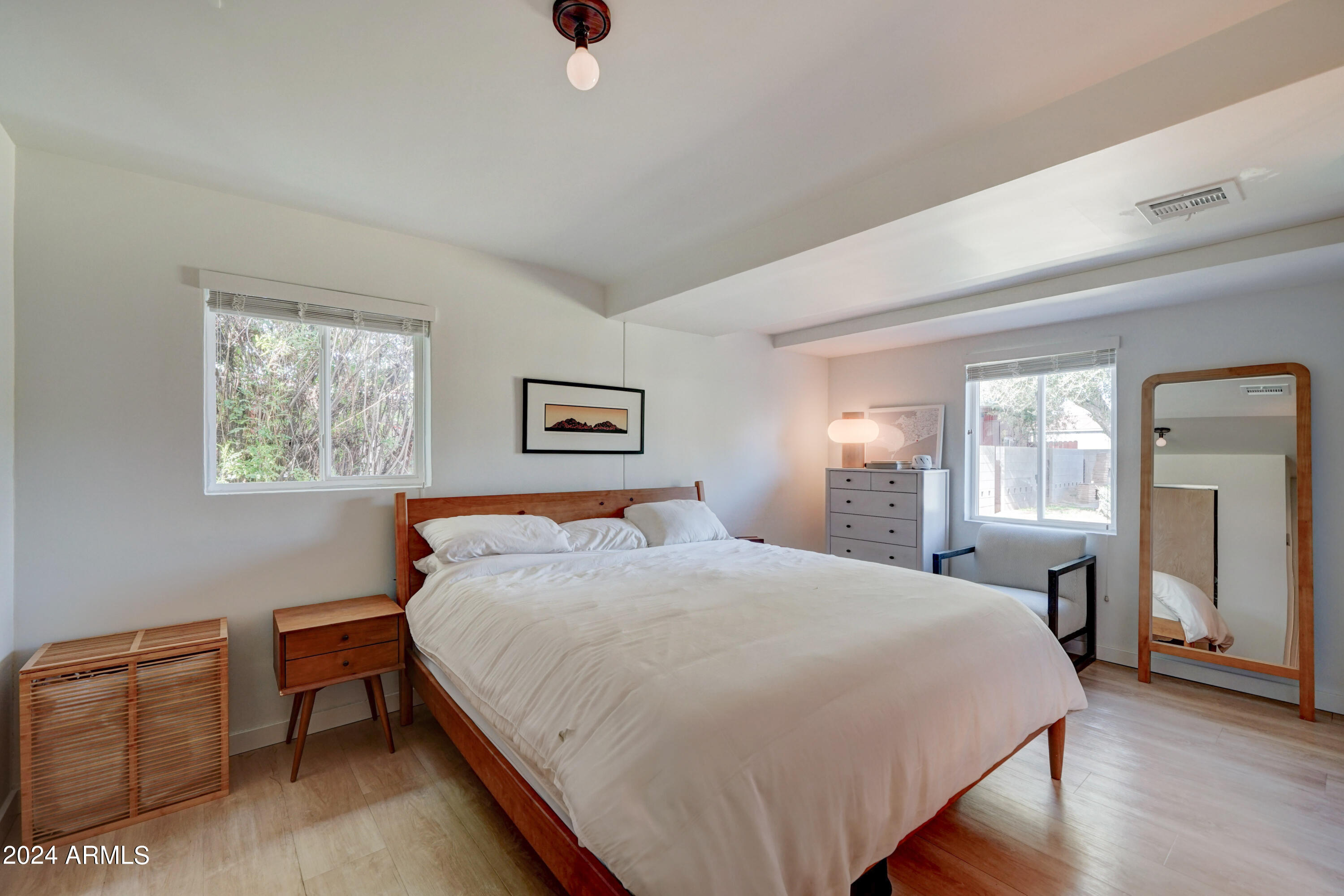 2420 E INDIANOLA Avenue