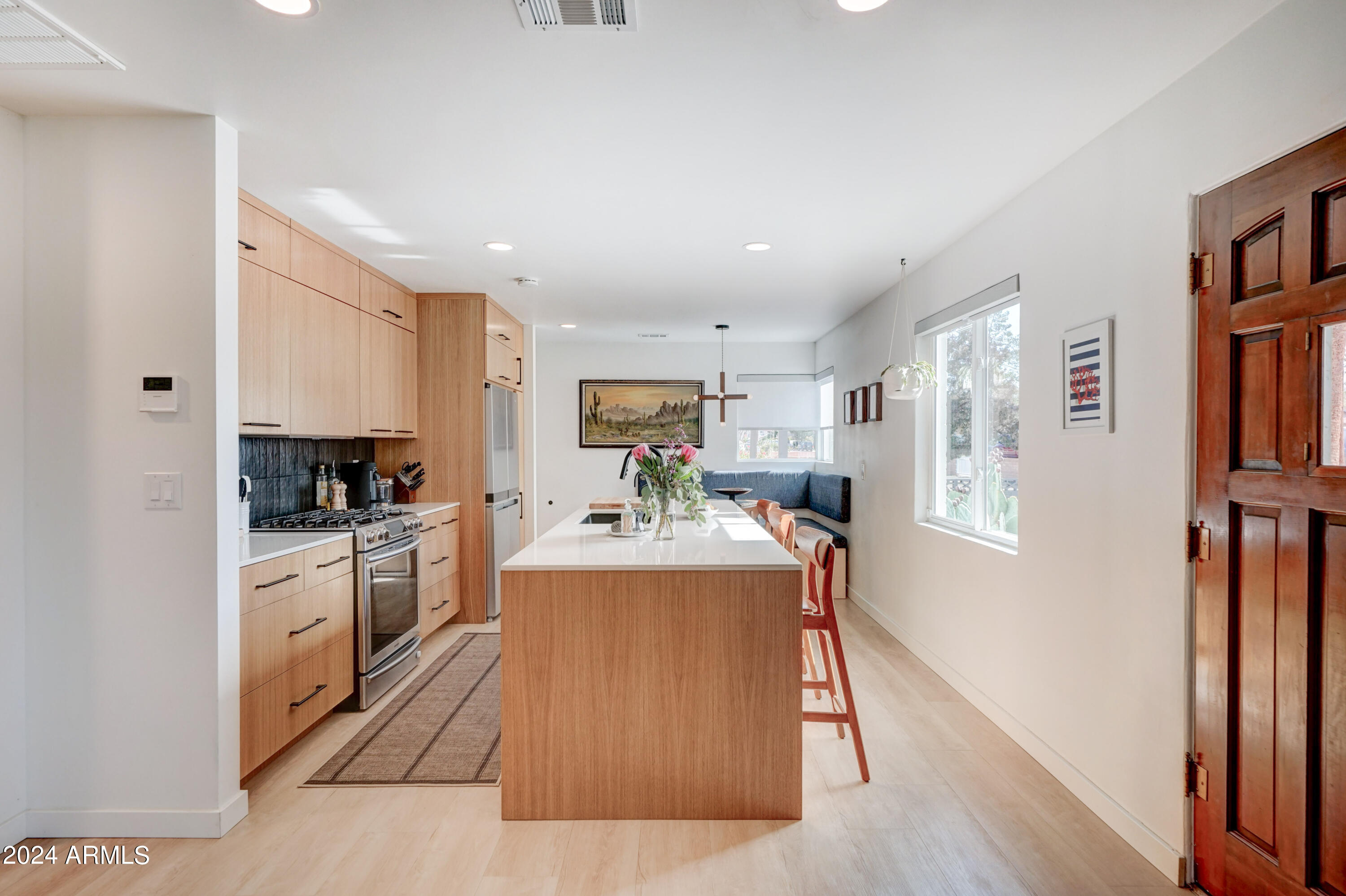 2420 E INDIANOLA Avenue