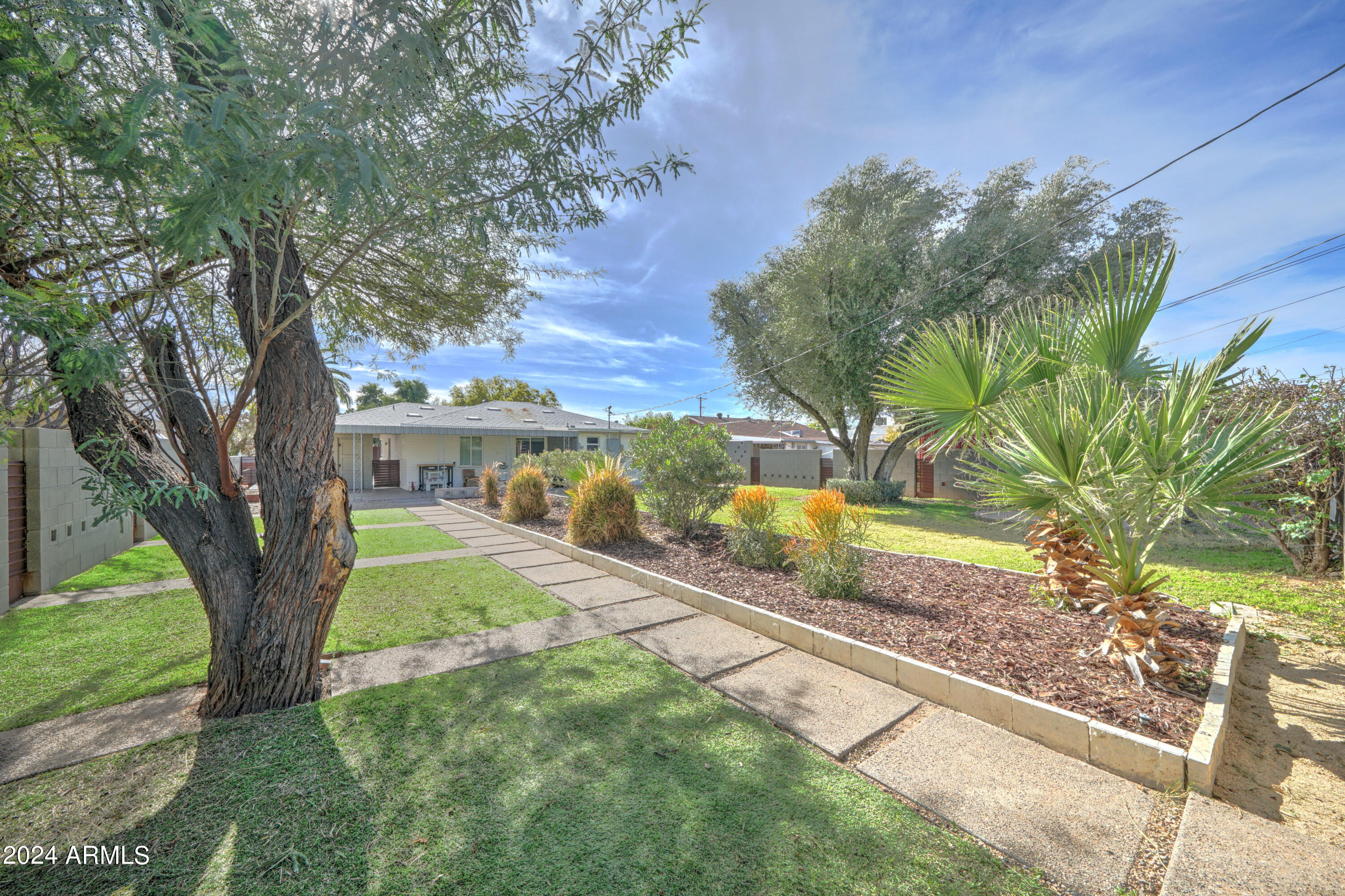 2420 E INDIANOLA Avenue