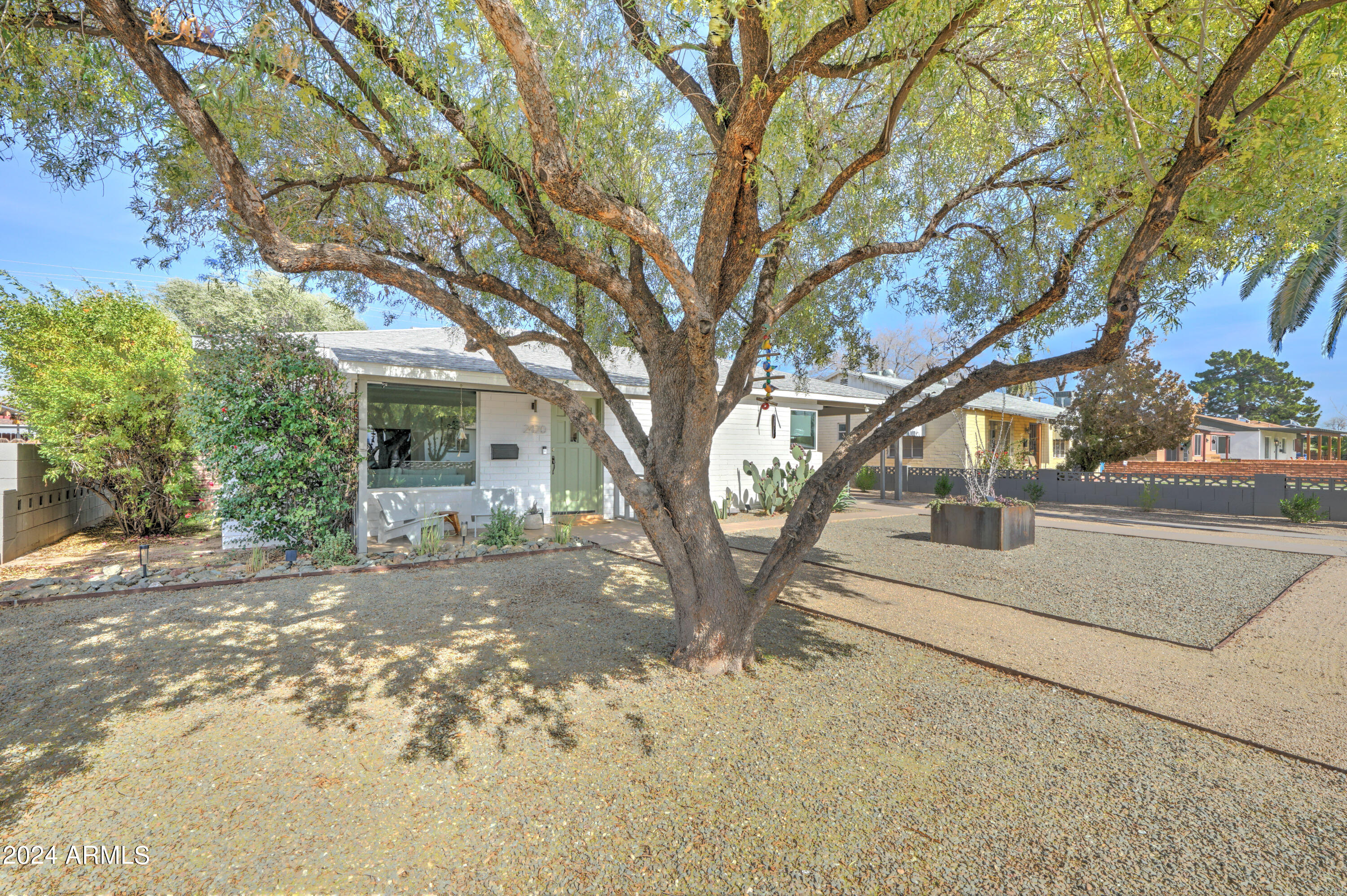 2420 E INDIANOLA Avenue