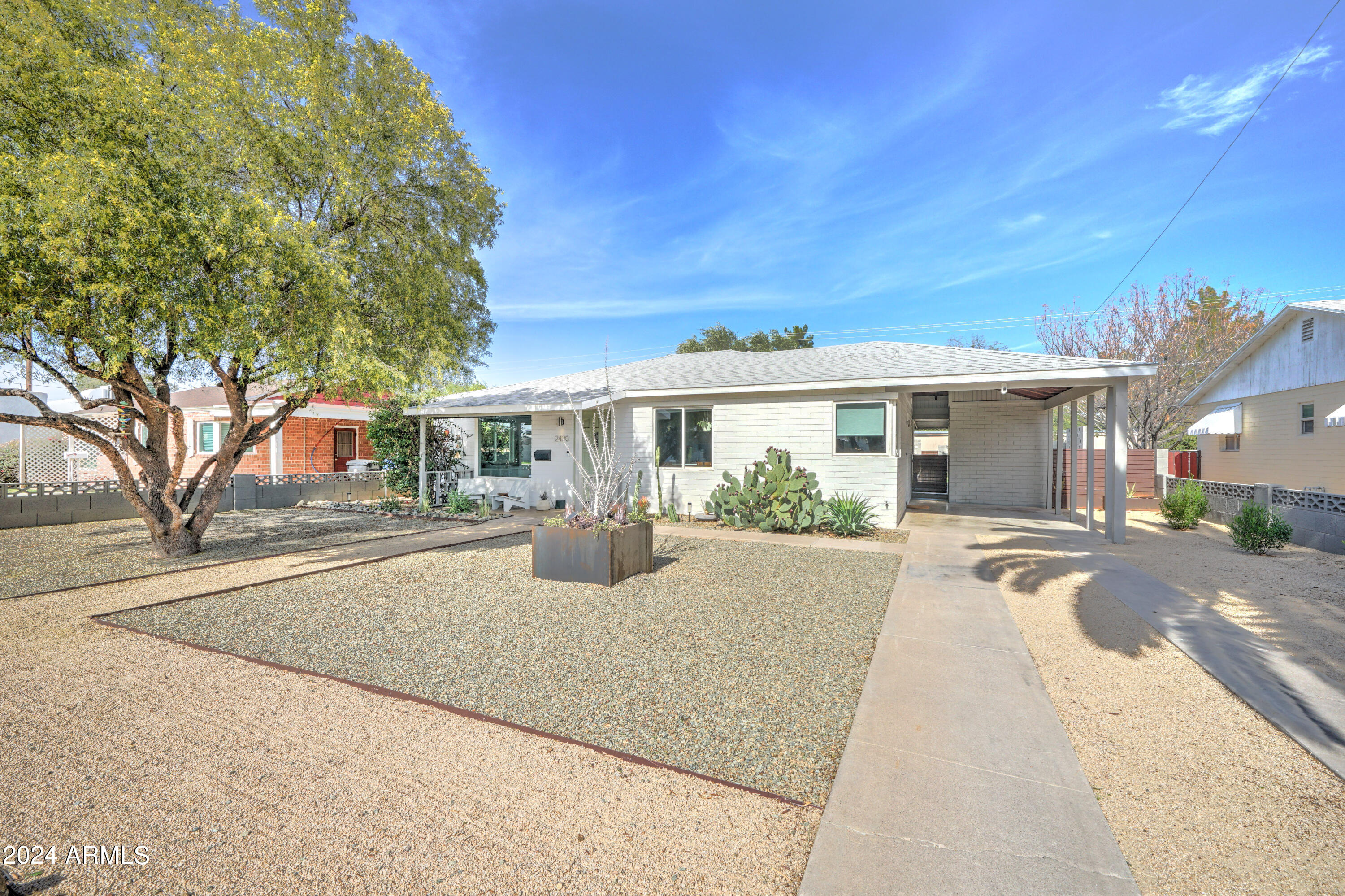 2420 E INDIANOLA Avenue