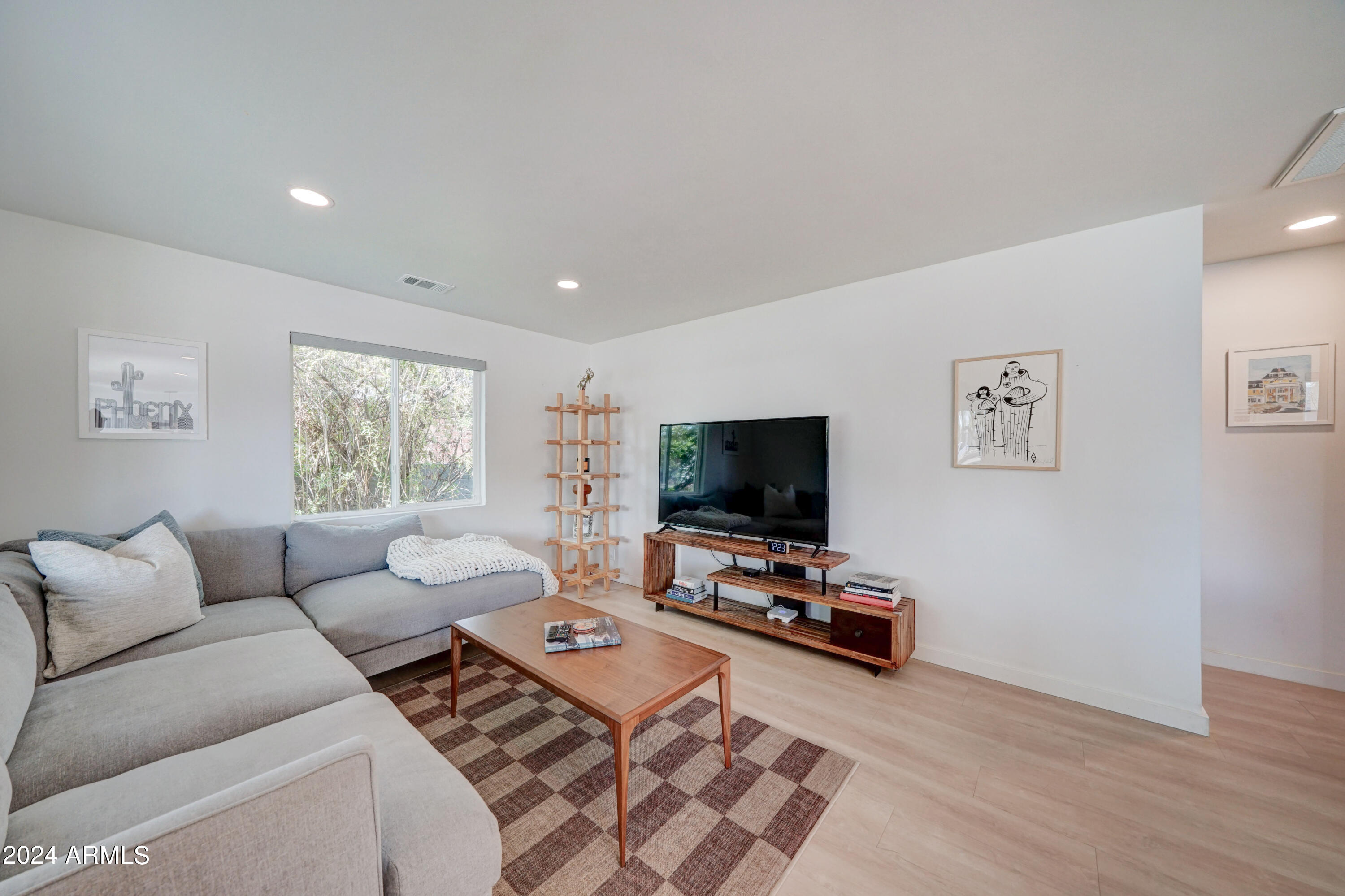 2420 E INDIANOLA Avenue