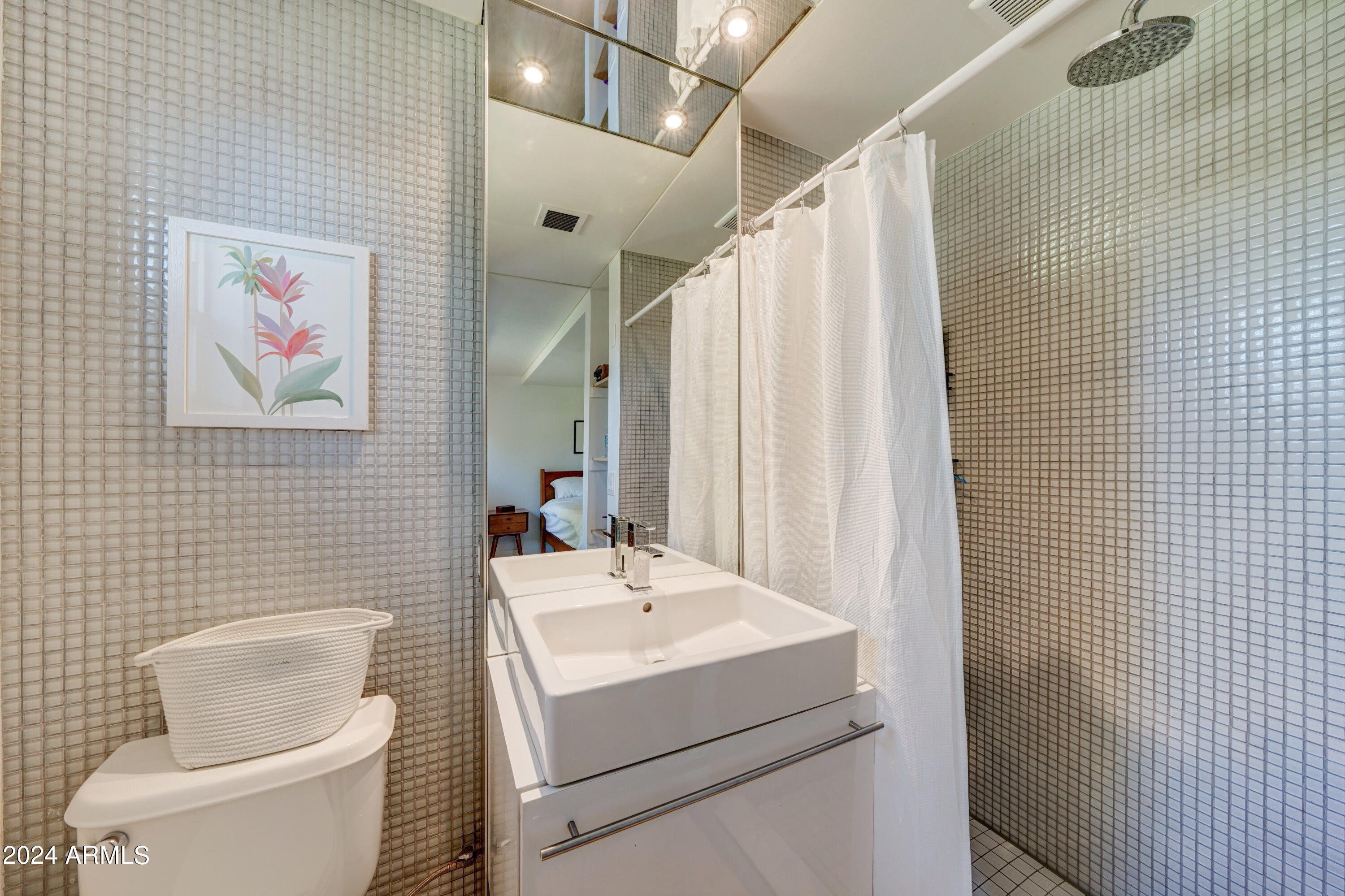 2420 E INDIANOLA Avenue