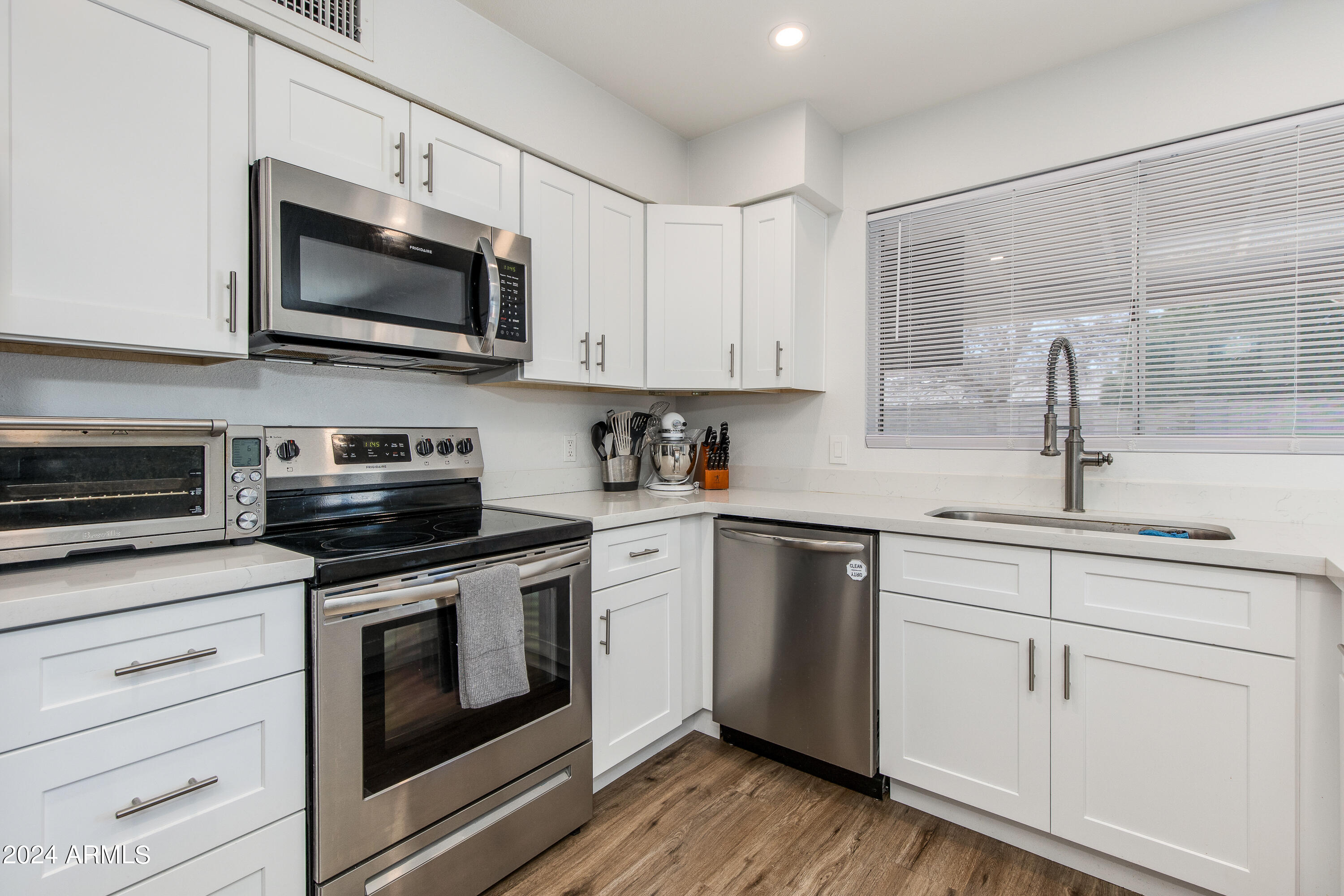 2739 W CHARLESTON Avenue