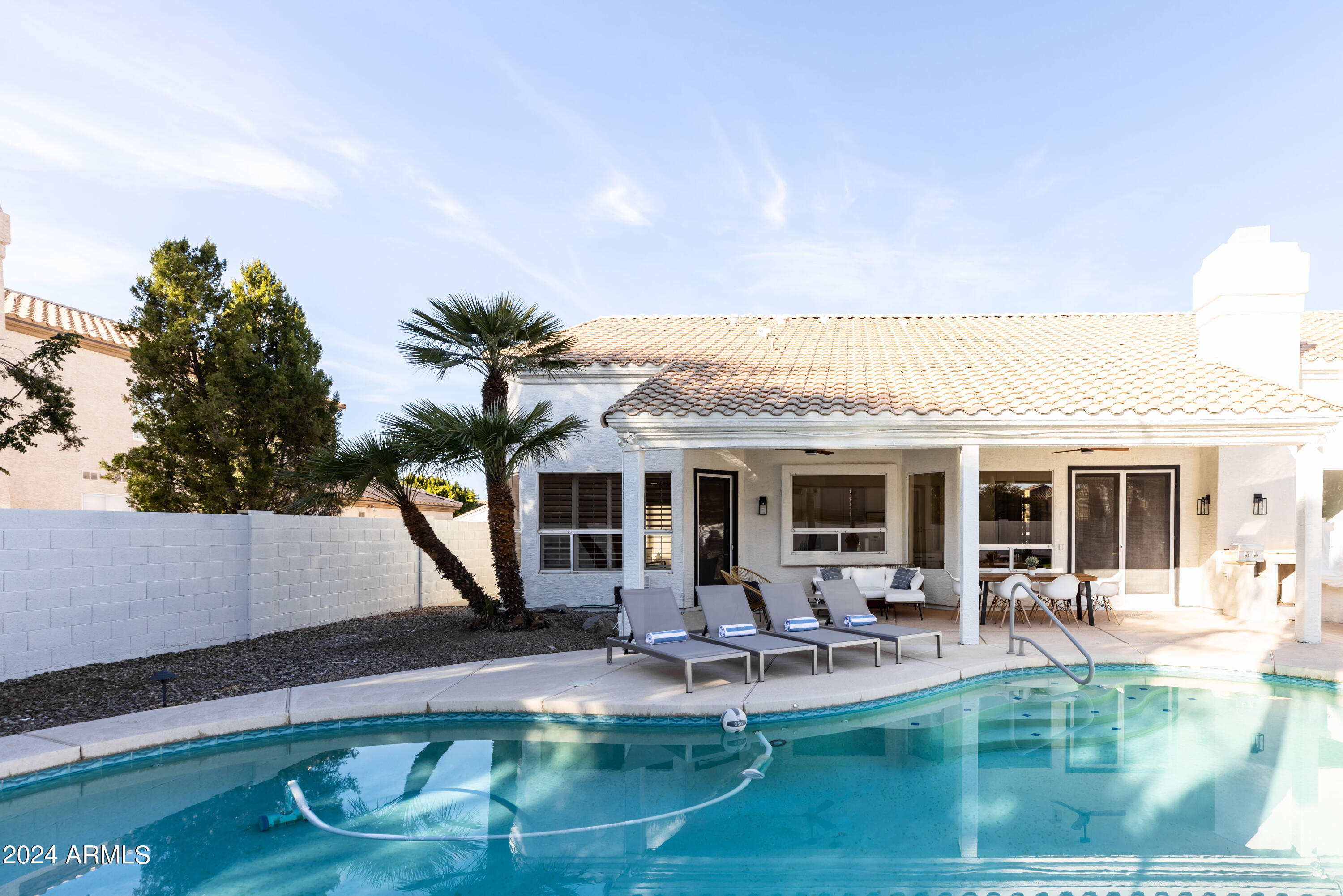 5501 E HARTFORD Avenue