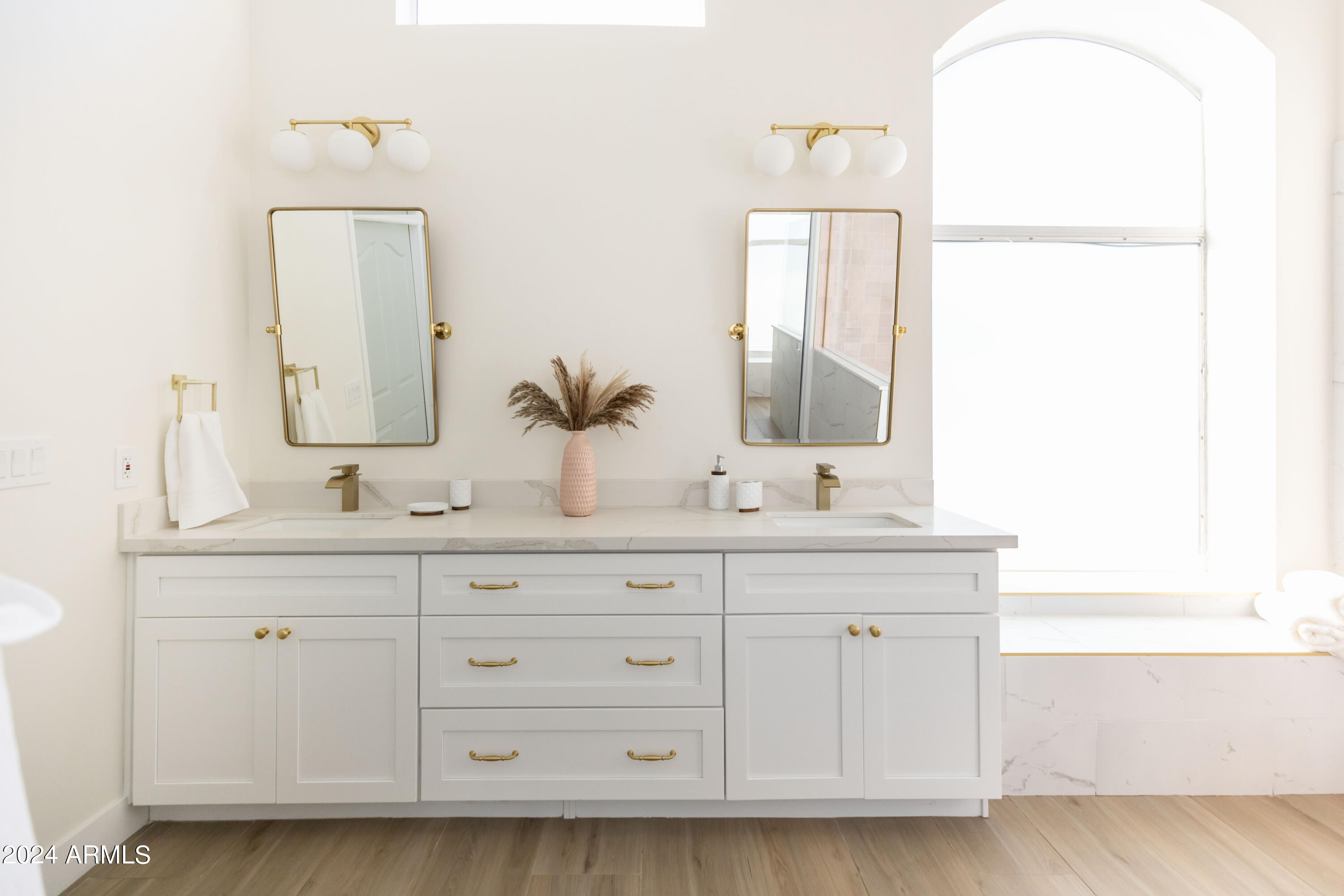 5501 E HARTFORD Avenue