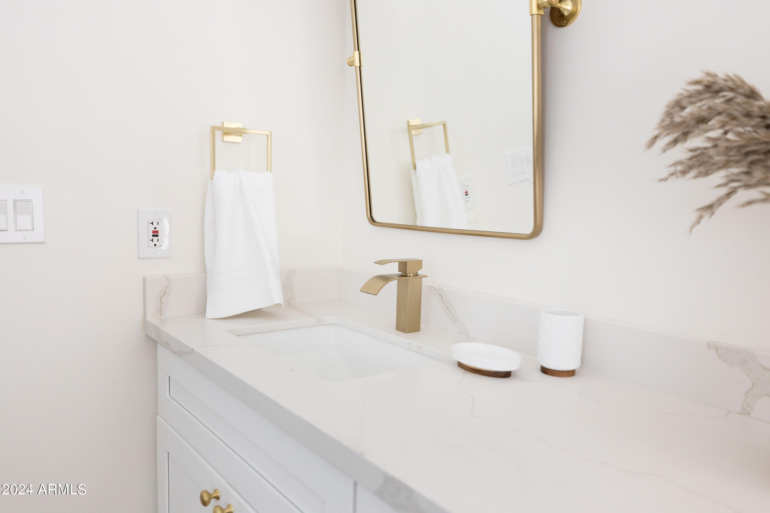 5501 E HARTFORD Avenue