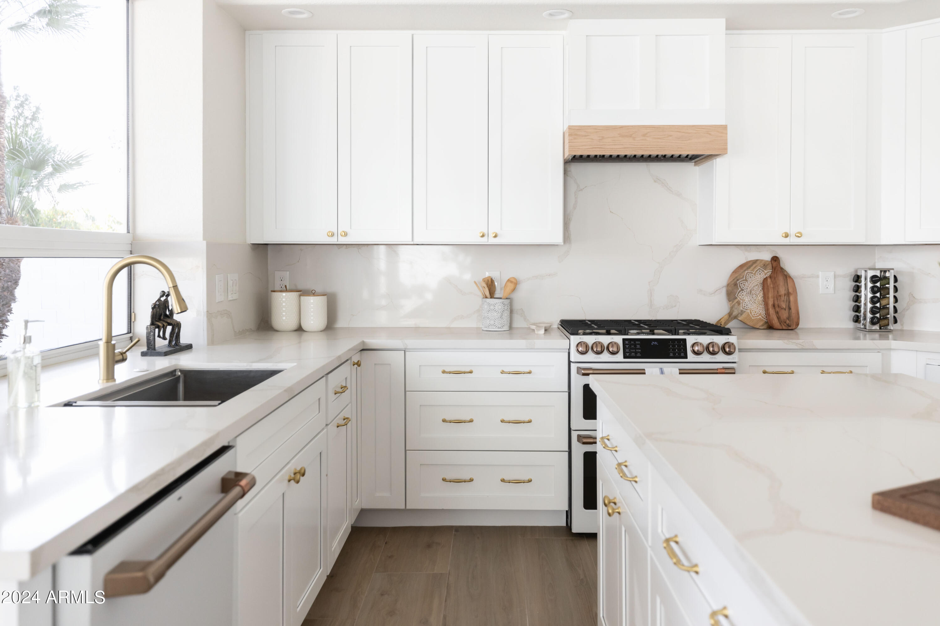 5501 E HARTFORD Avenue