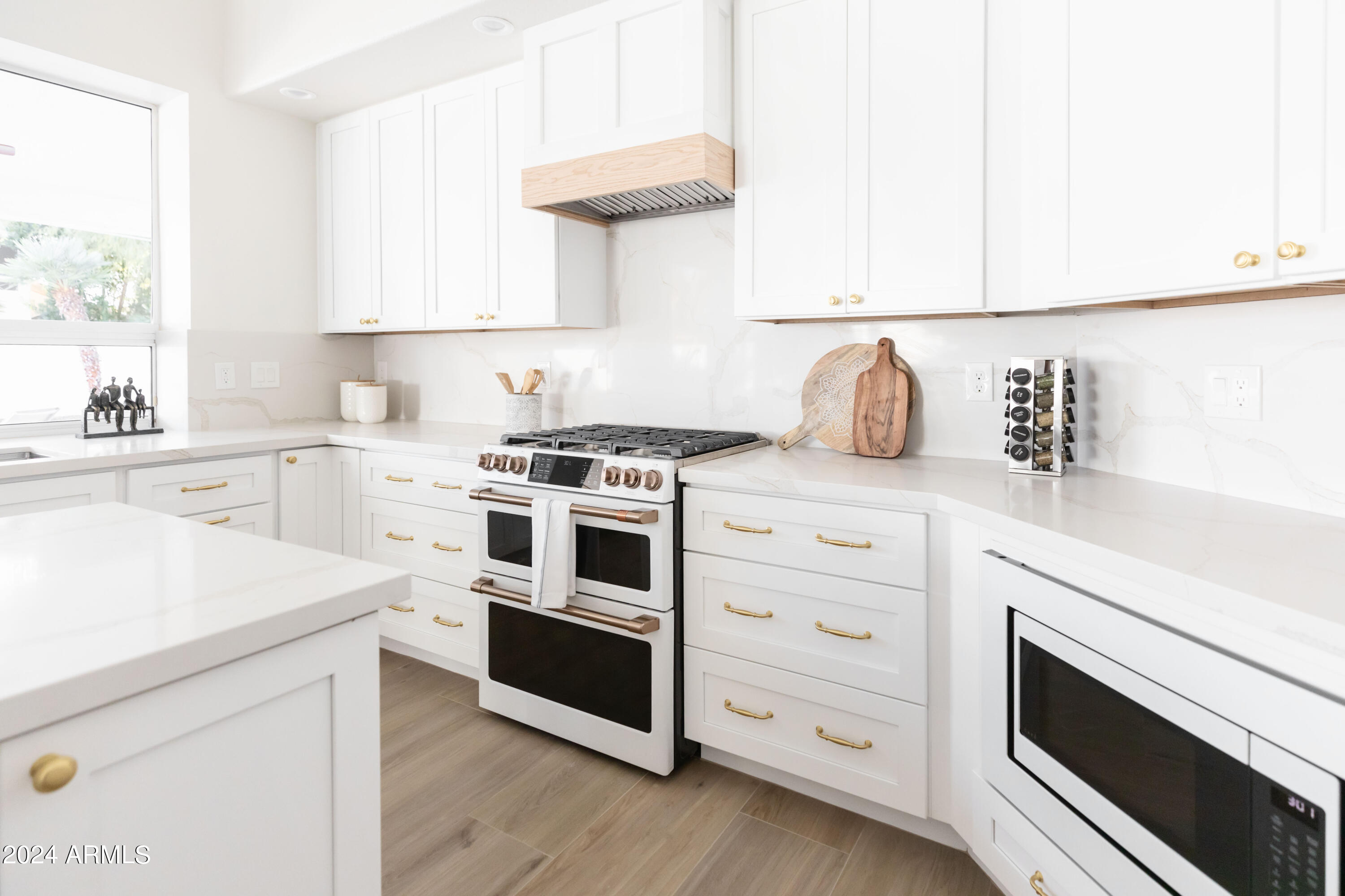 5501 E HARTFORD Avenue