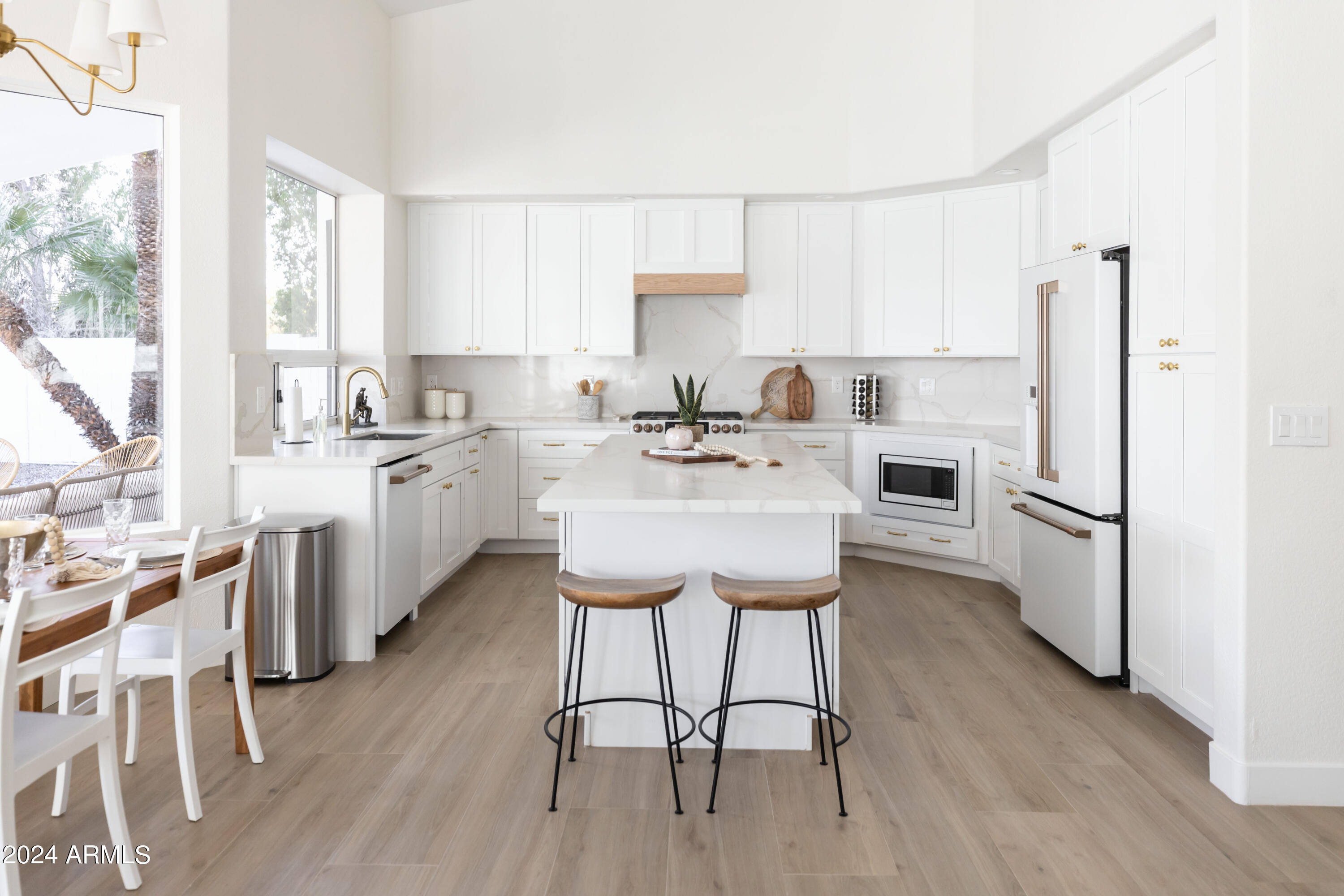 5501 E HARTFORD Avenue