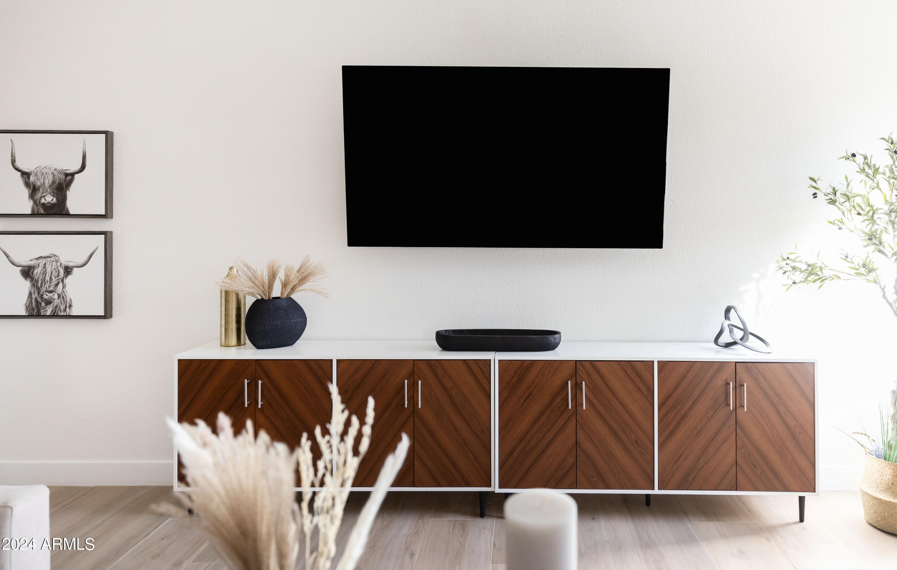 5501 E HARTFORD Avenue