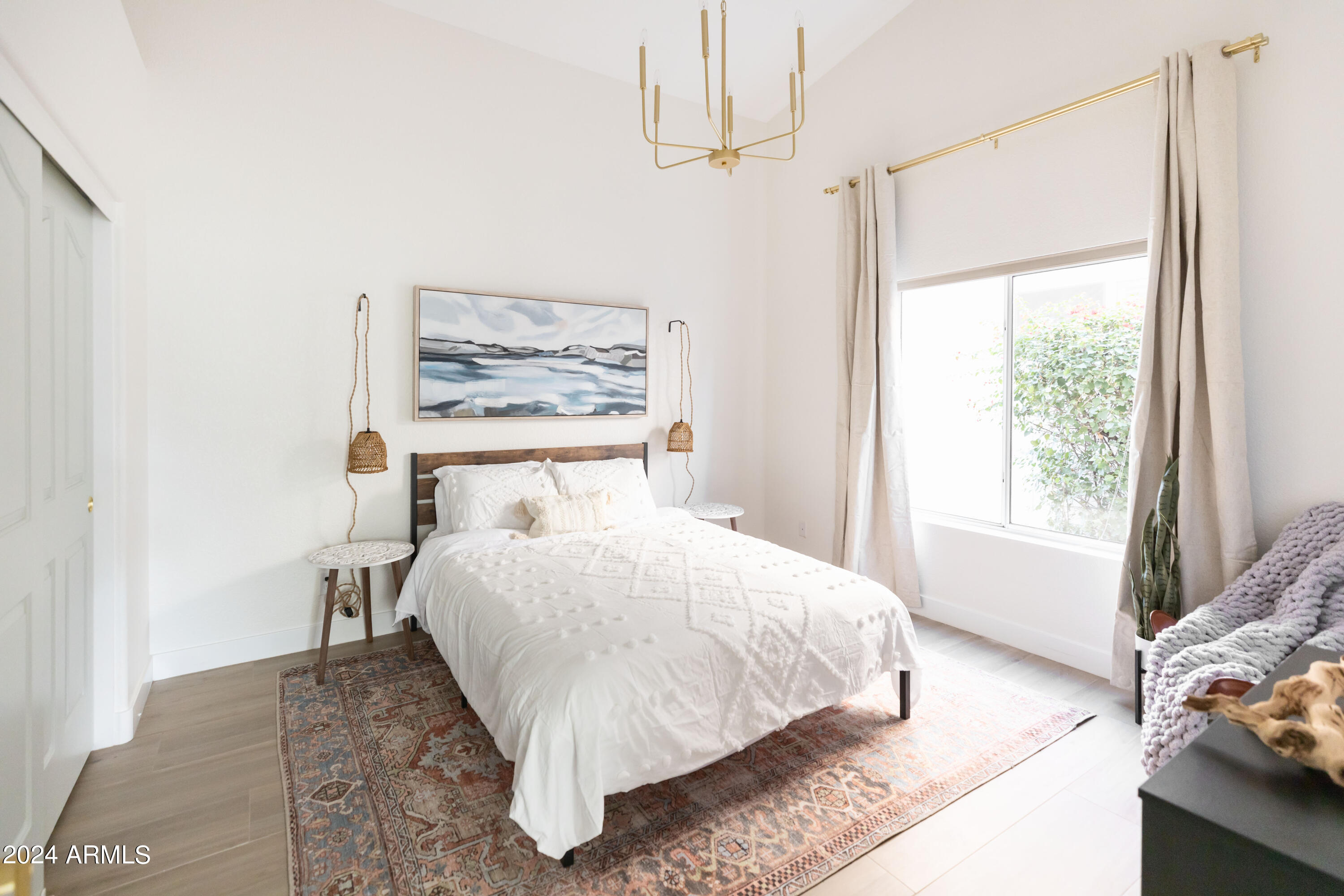 5501 E HARTFORD Avenue