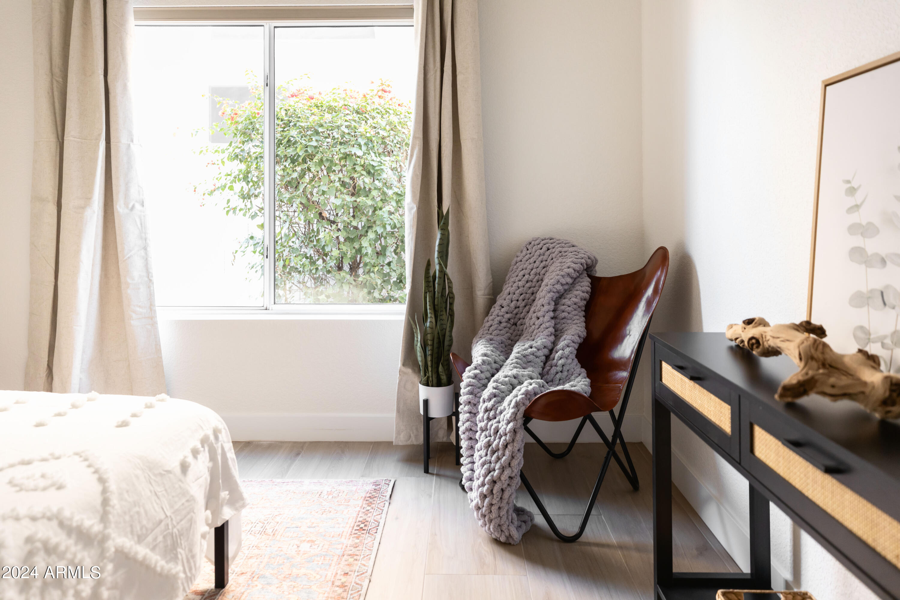 5501 E HARTFORD Avenue