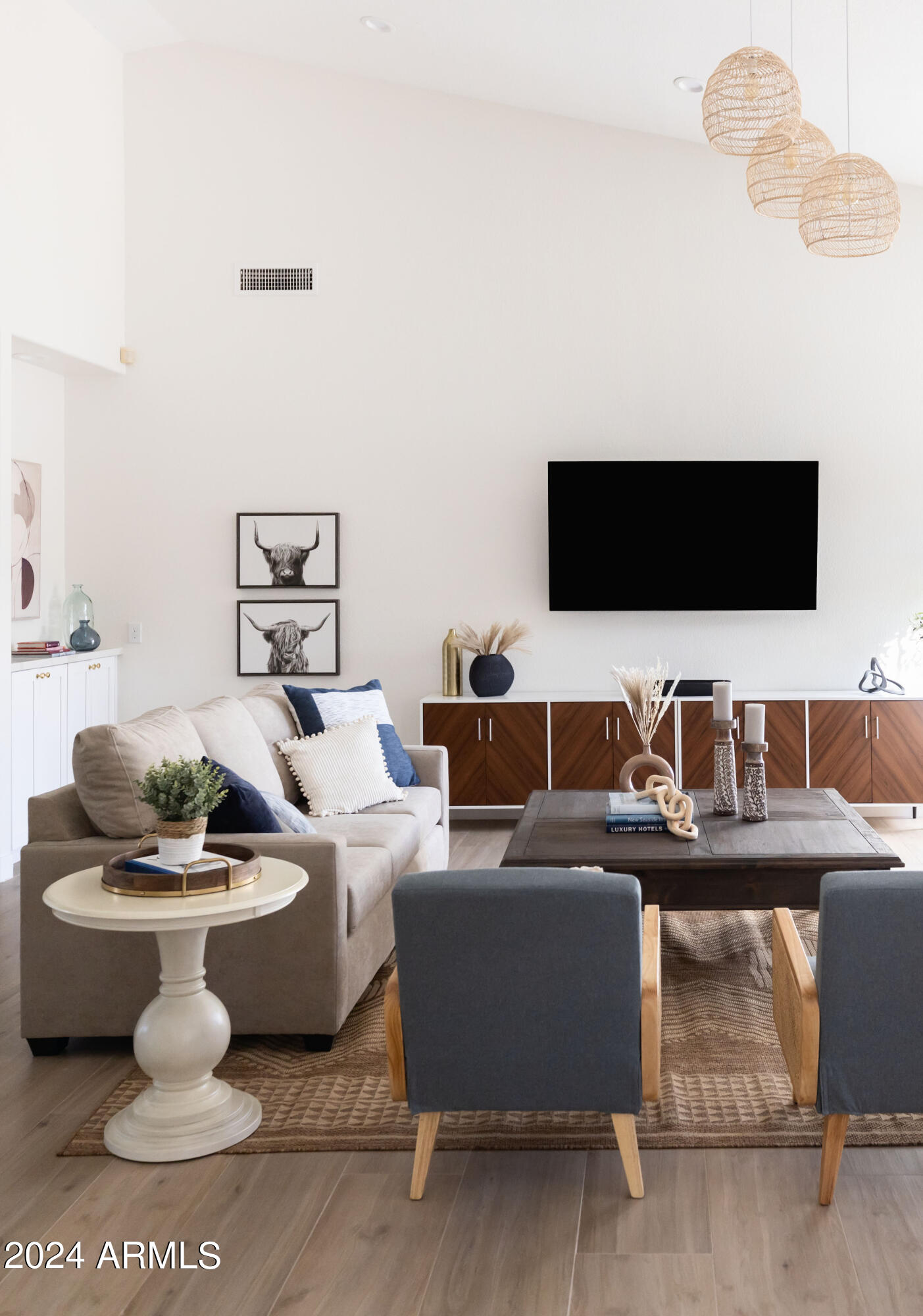 5501 E HARTFORD Avenue