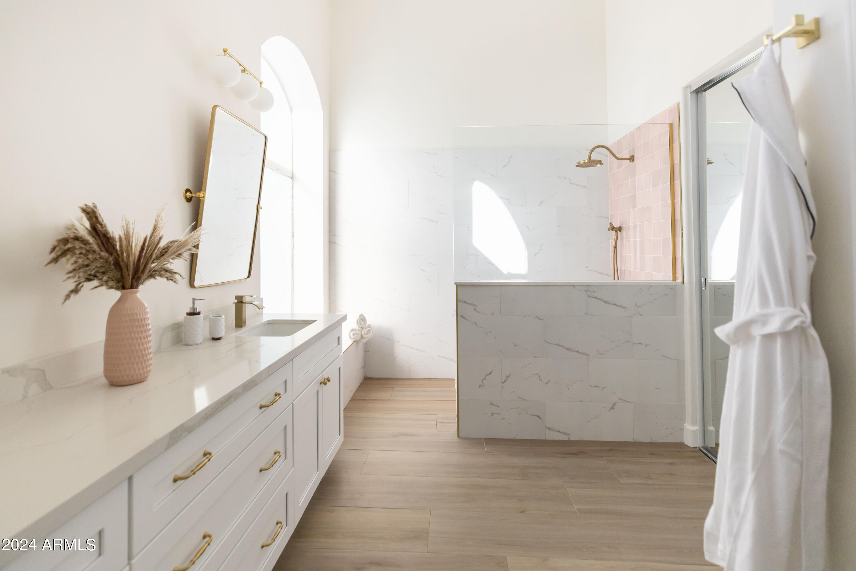 5501 E HARTFORD Avenue