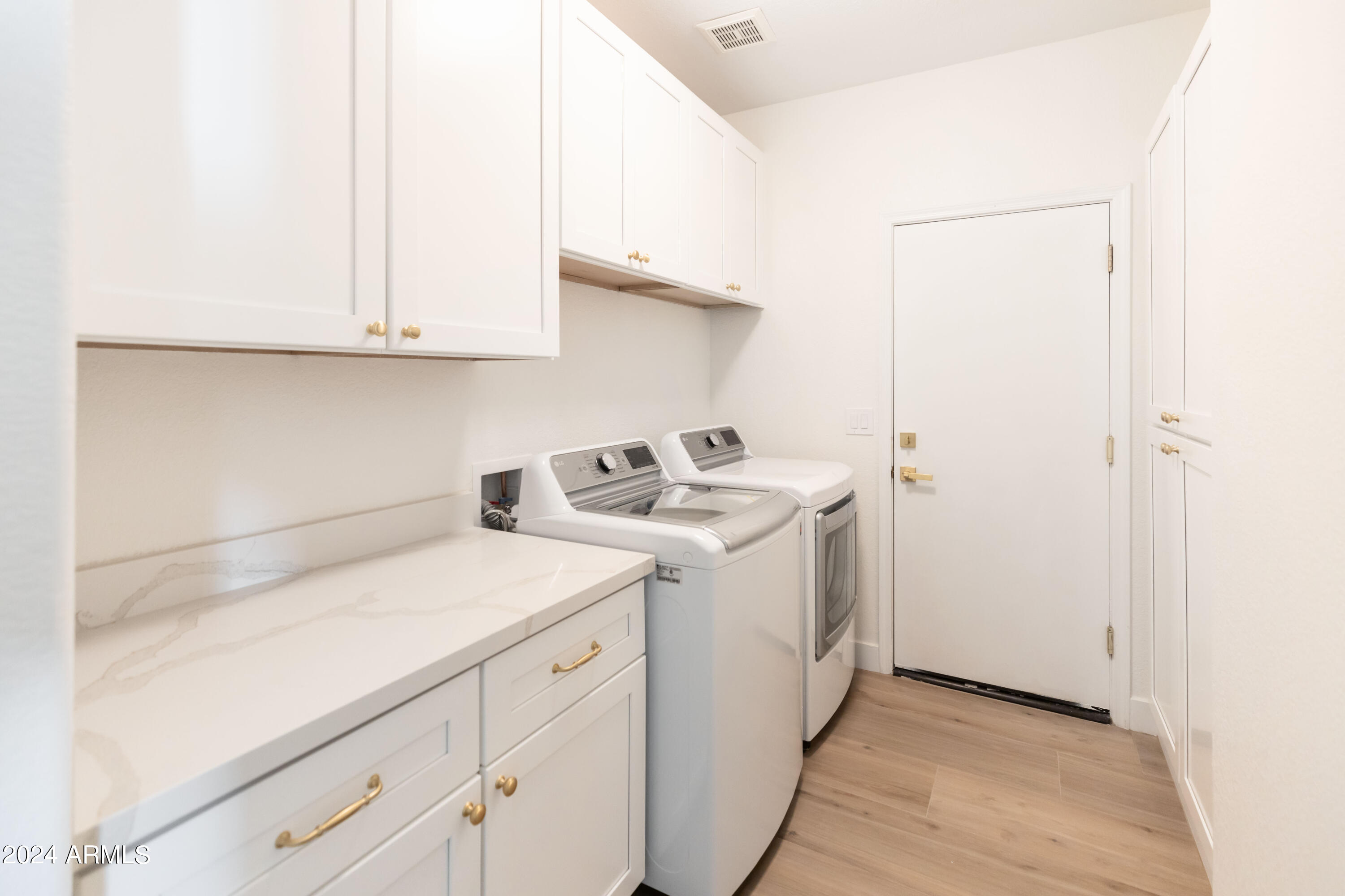 5501 E HARTFORD Avenue