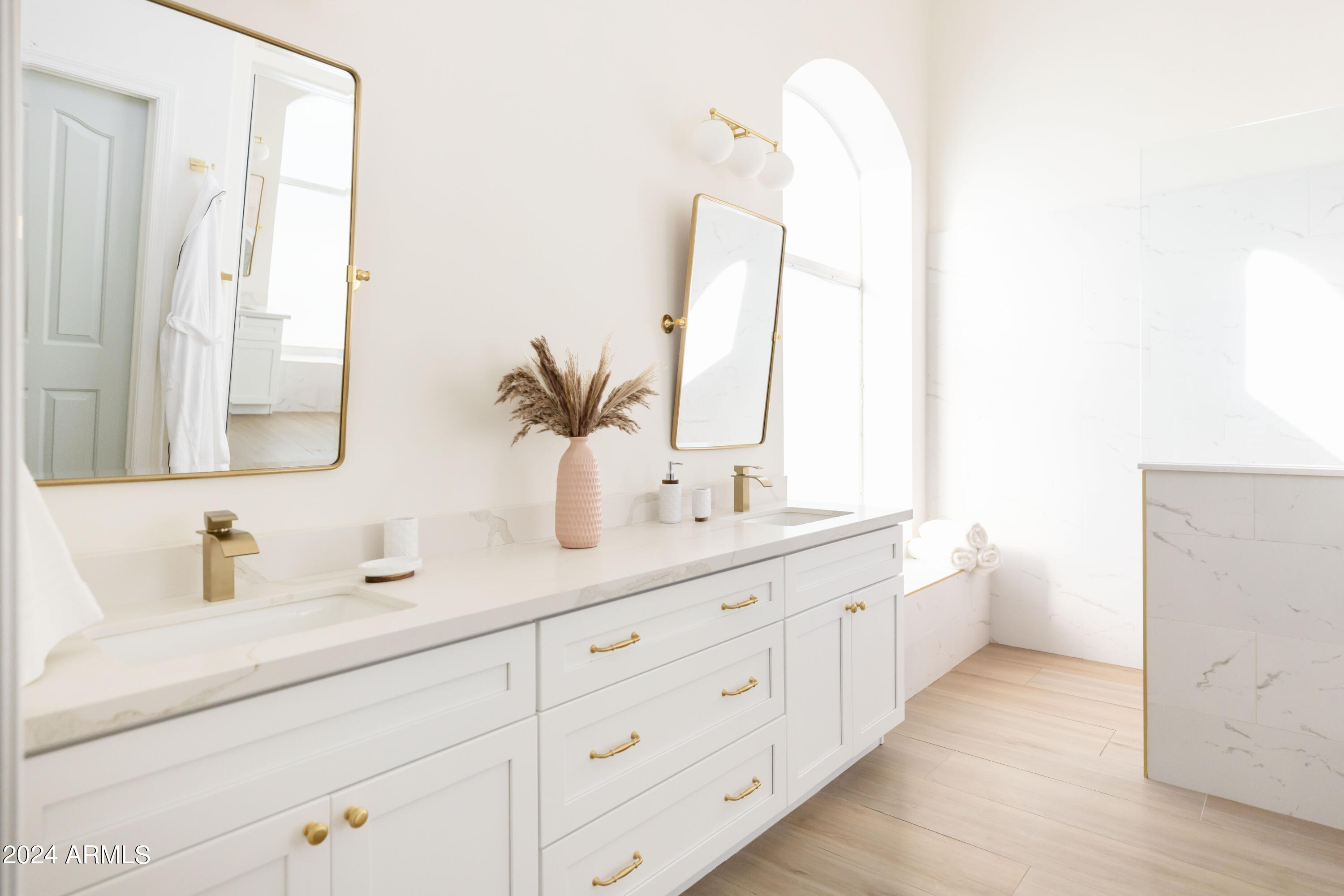 5501 E HARTFORD Avenue