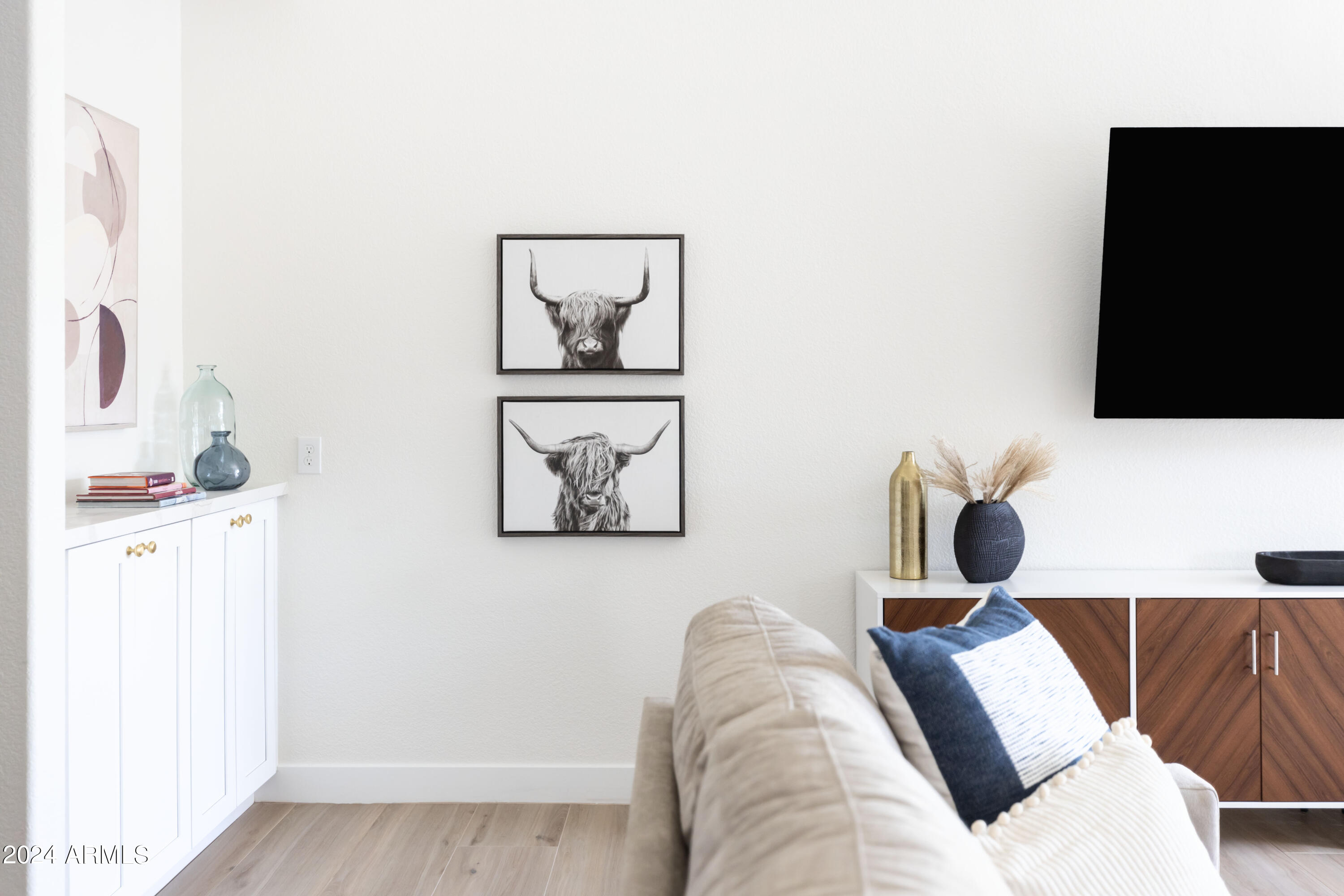 5501 E HARTFORD Avenue