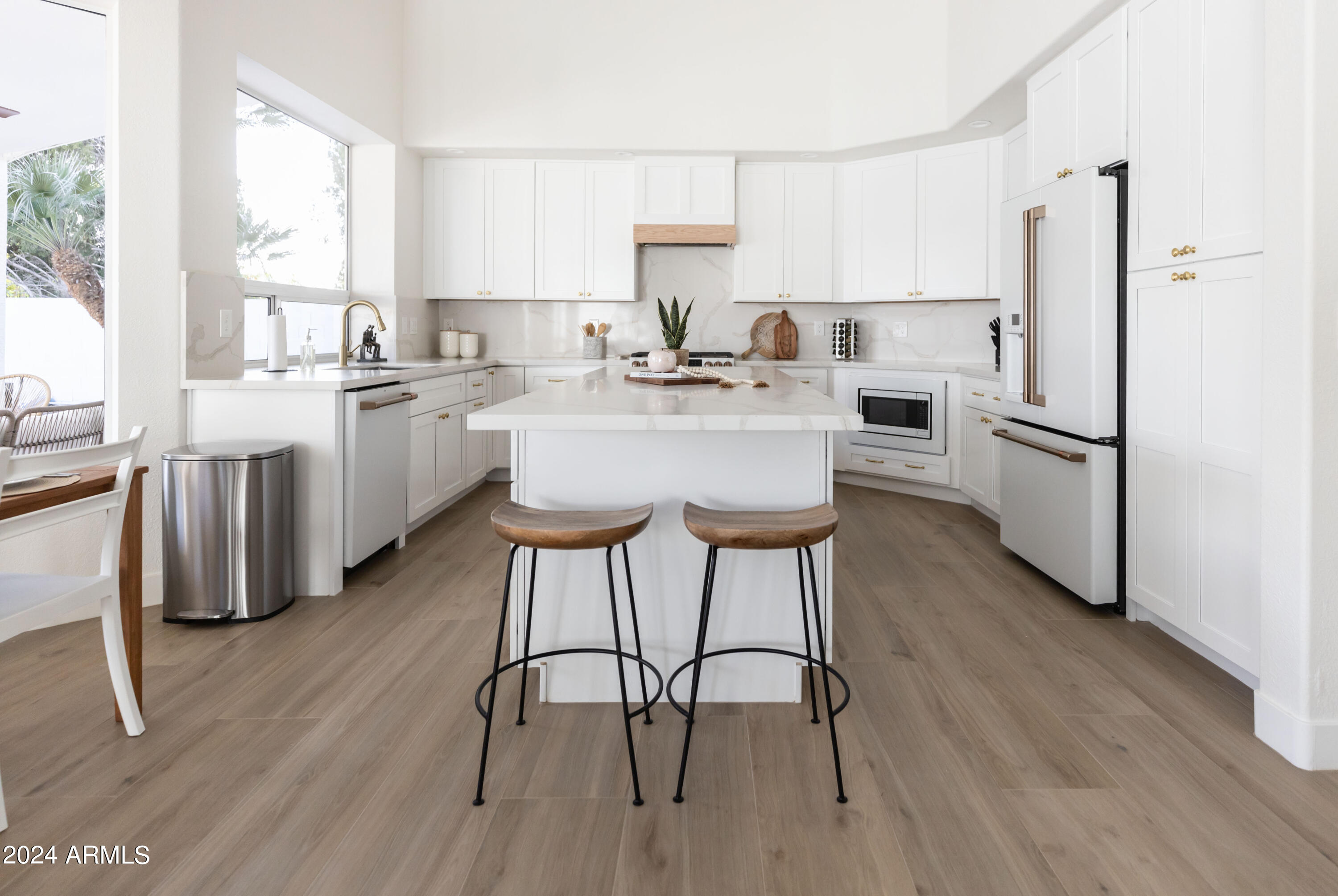 5501 E HARTFORD Avenue