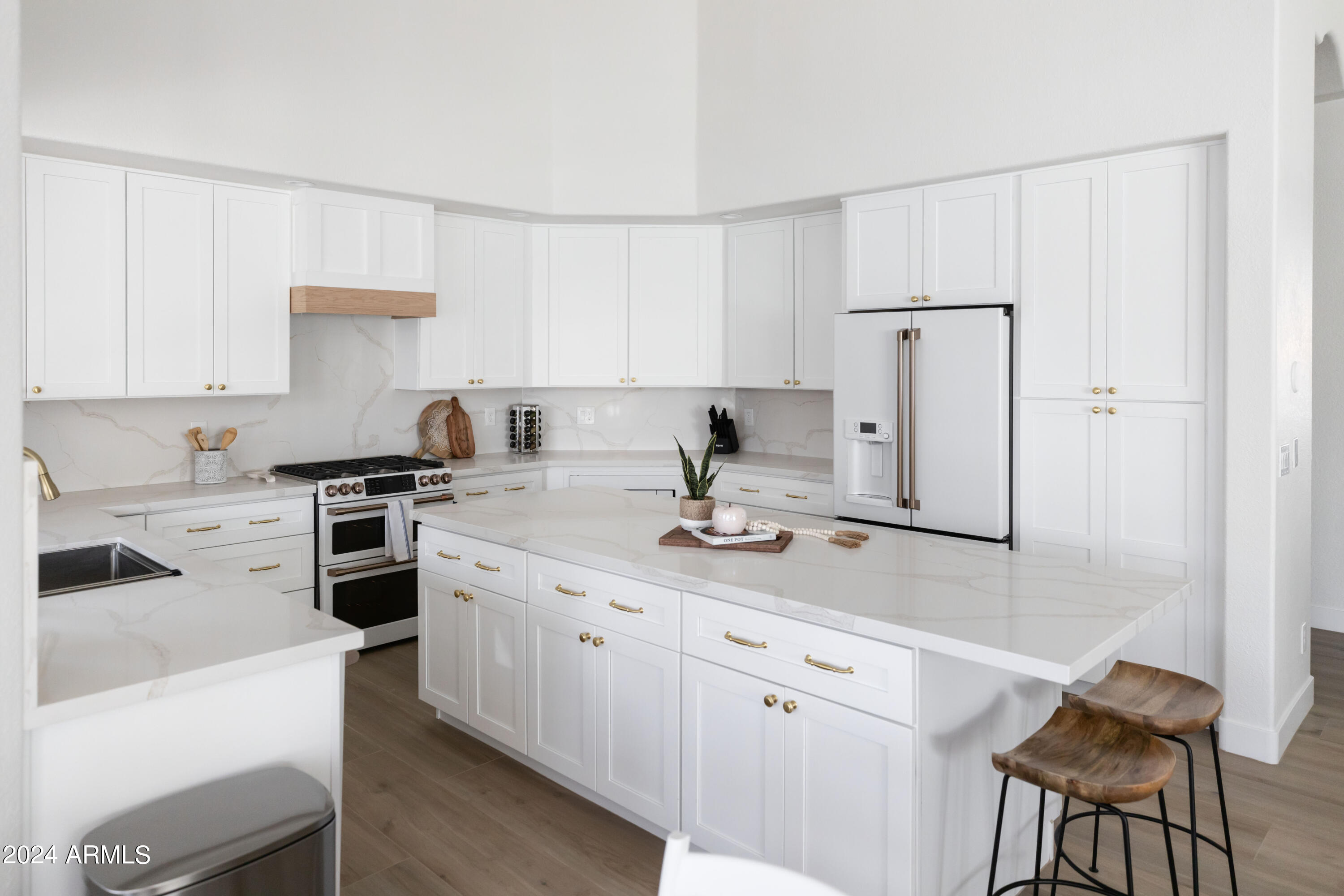 5501 E HARTFORD Avenue