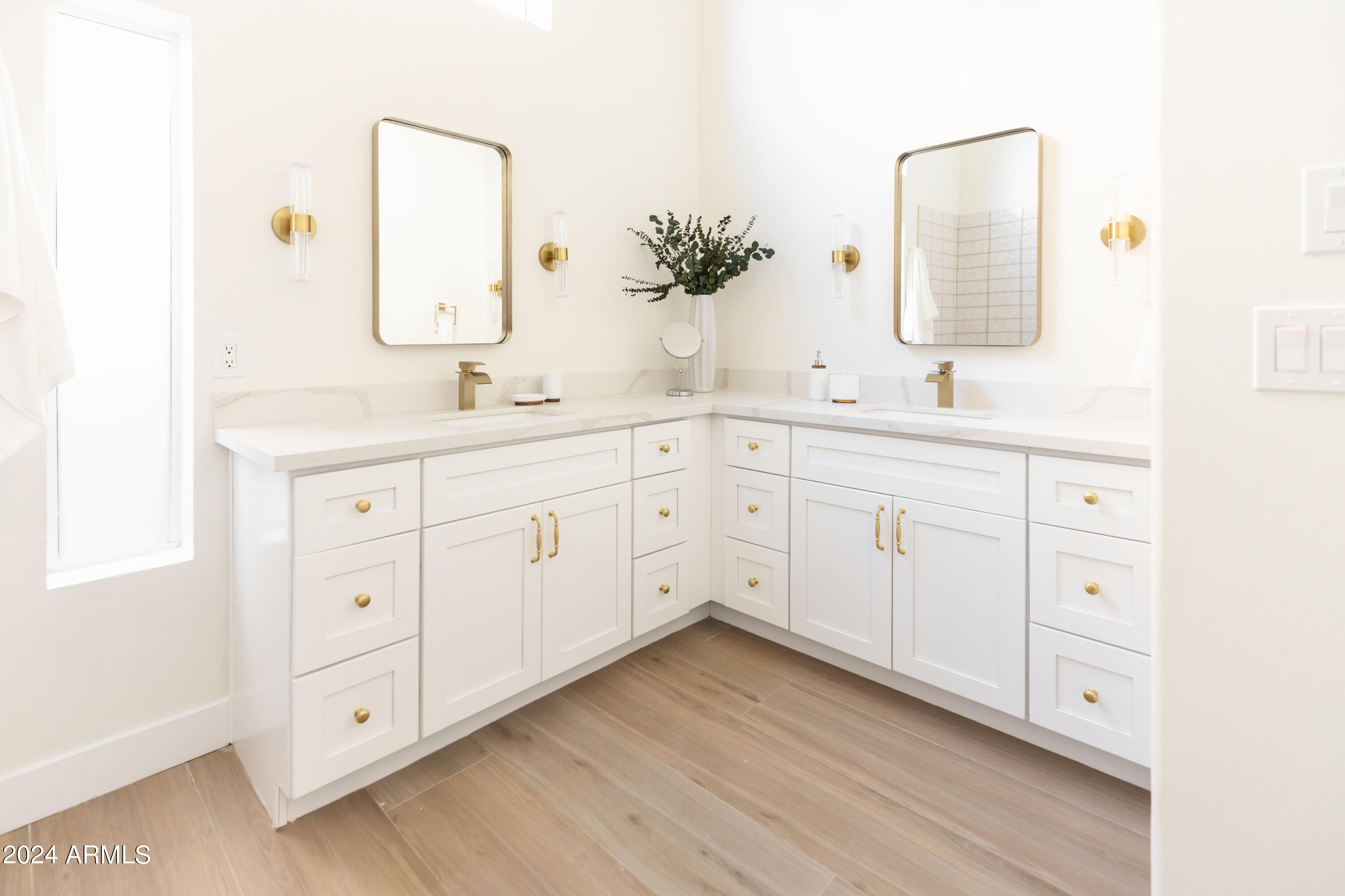 5501 E HARTFORD Avenue