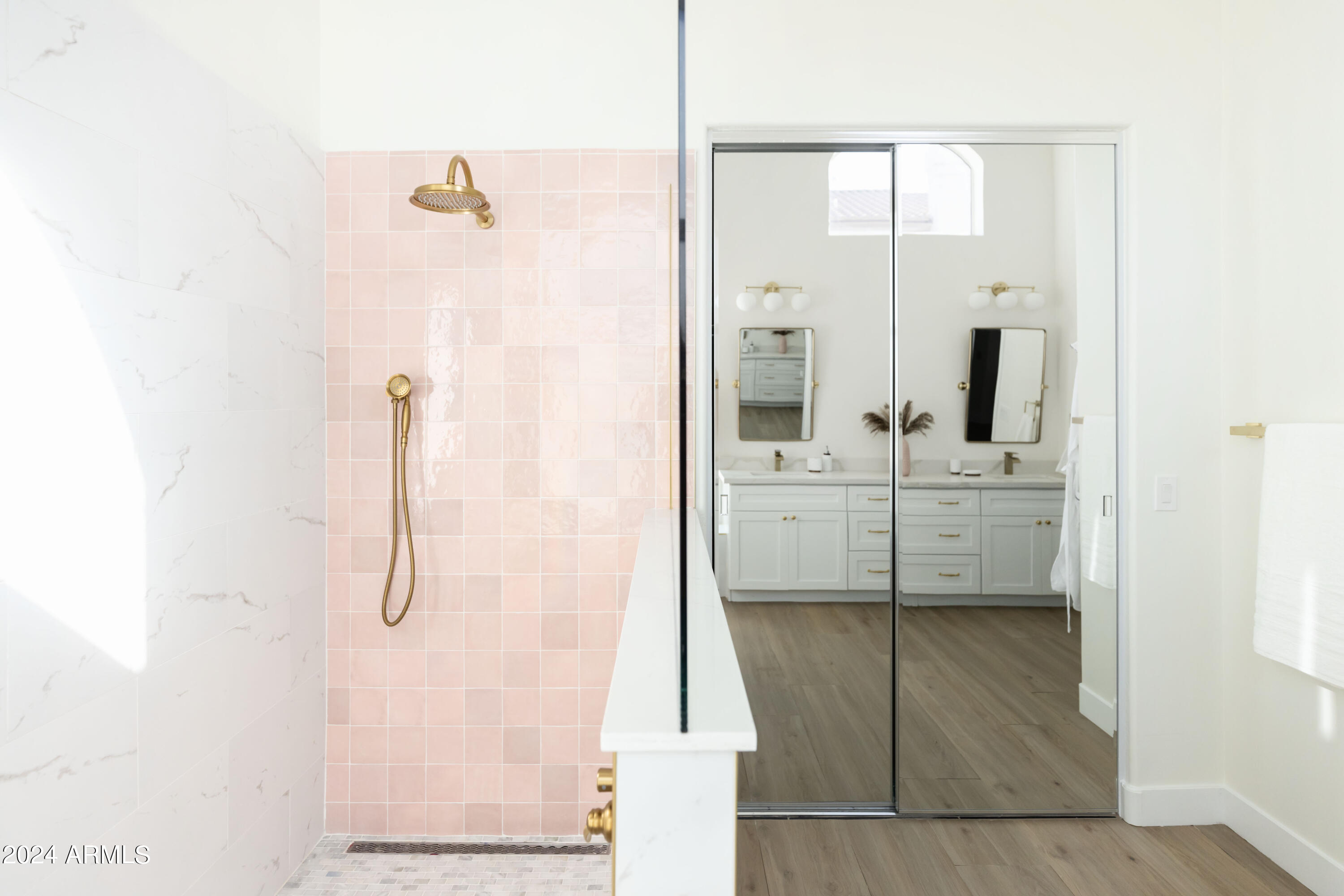 5501 E HARTFORD Avenue