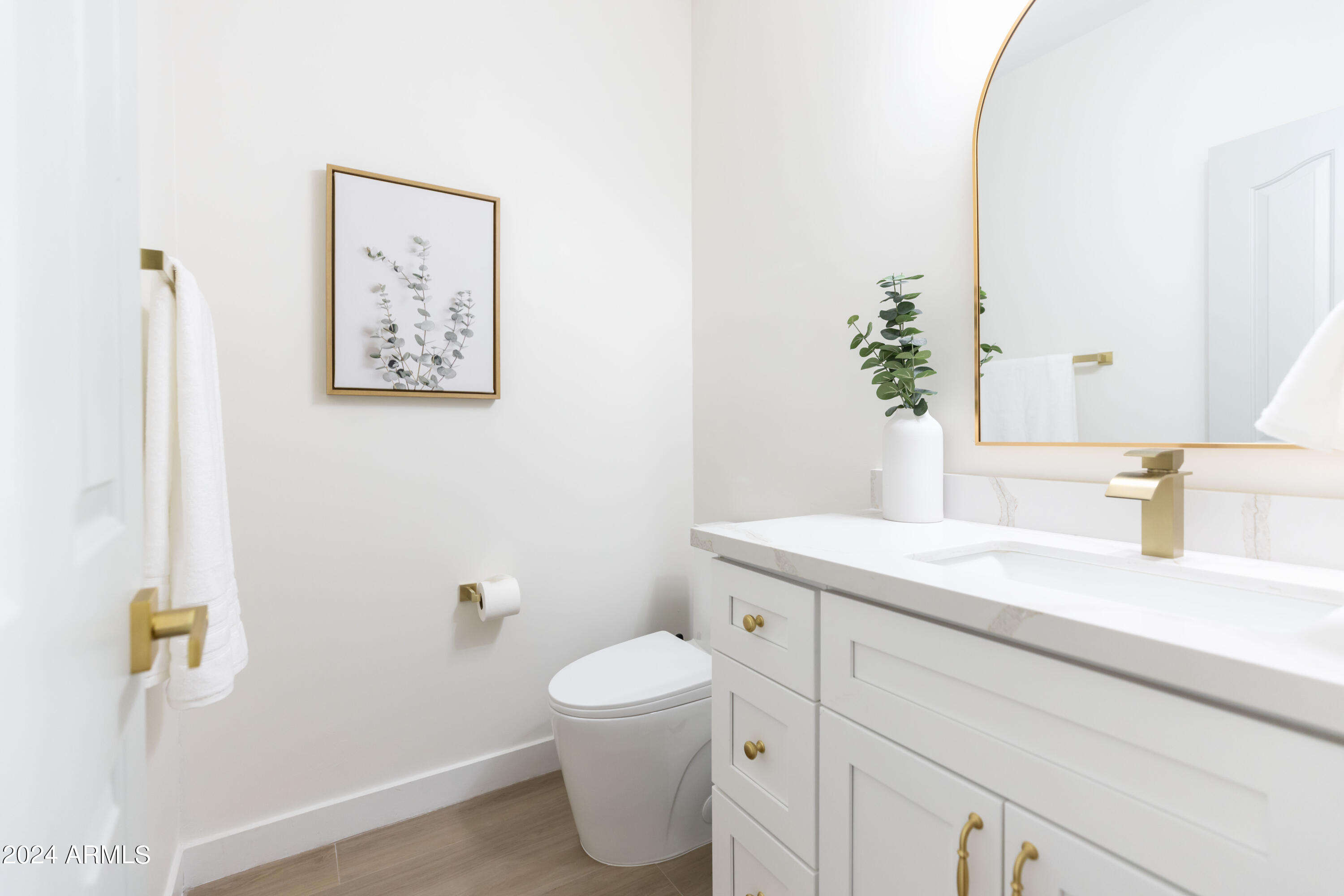 5501 E HARTFORD Avenue