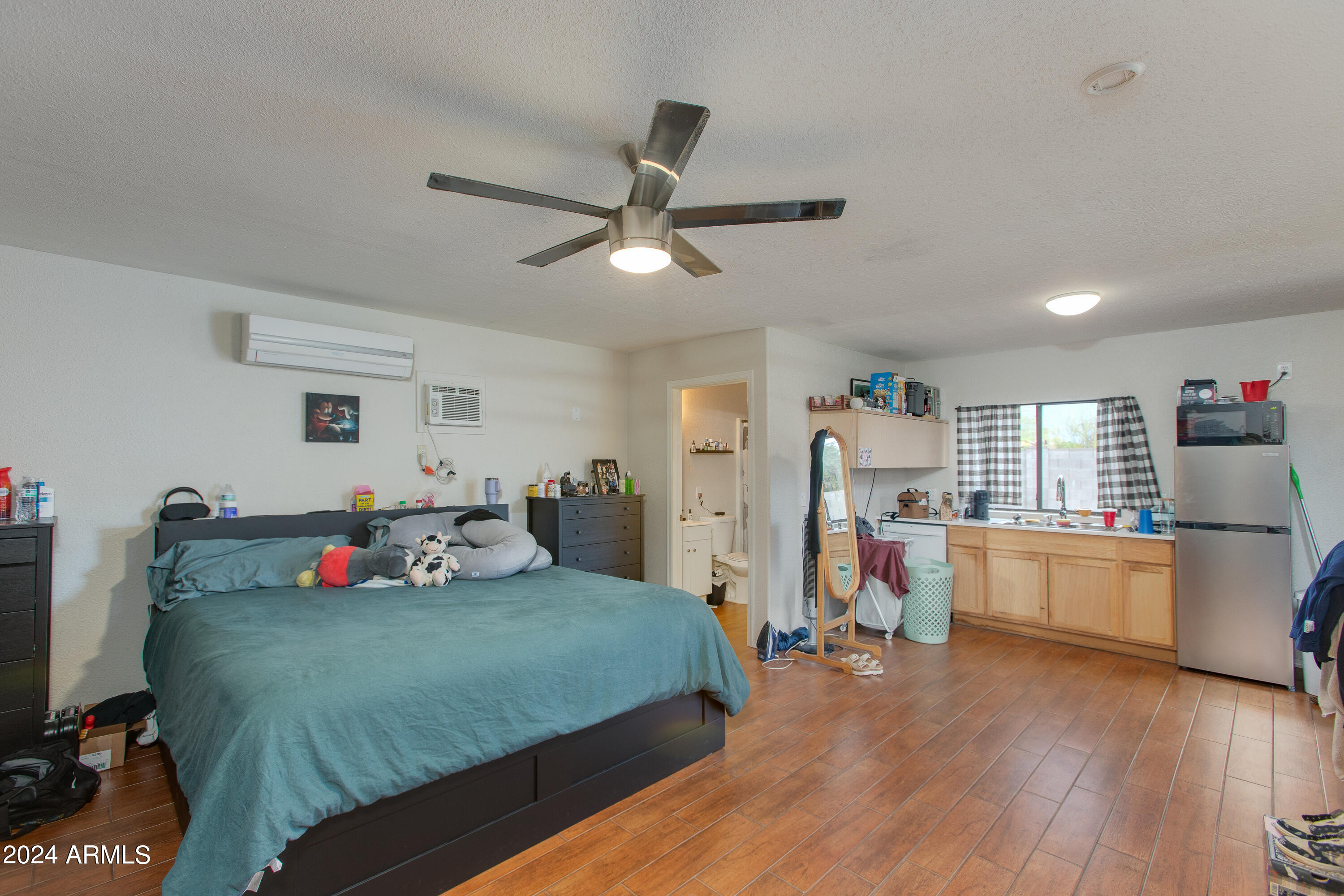 2444 E MCARTHUR Drive