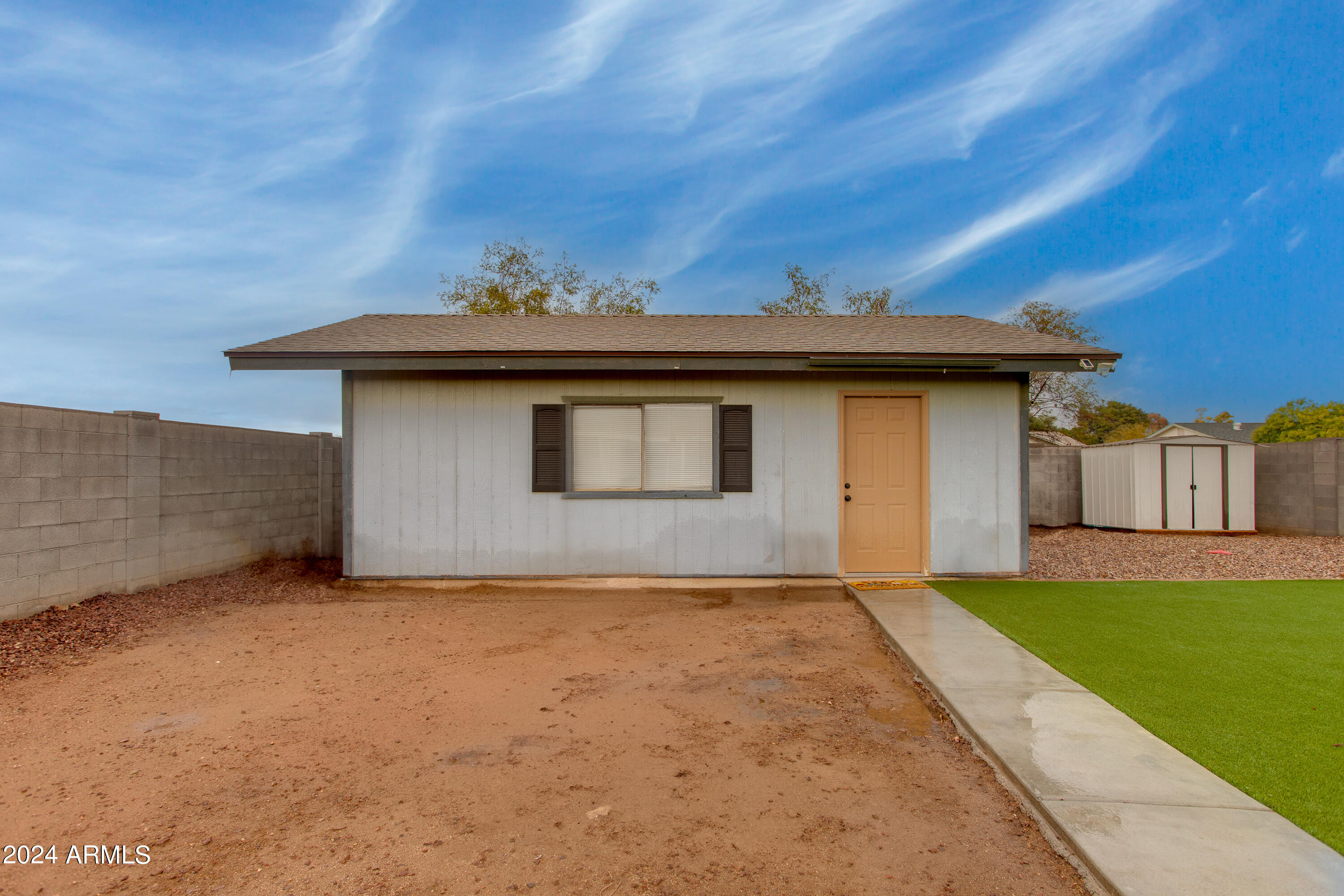 2444 E MCARTHUR Drive